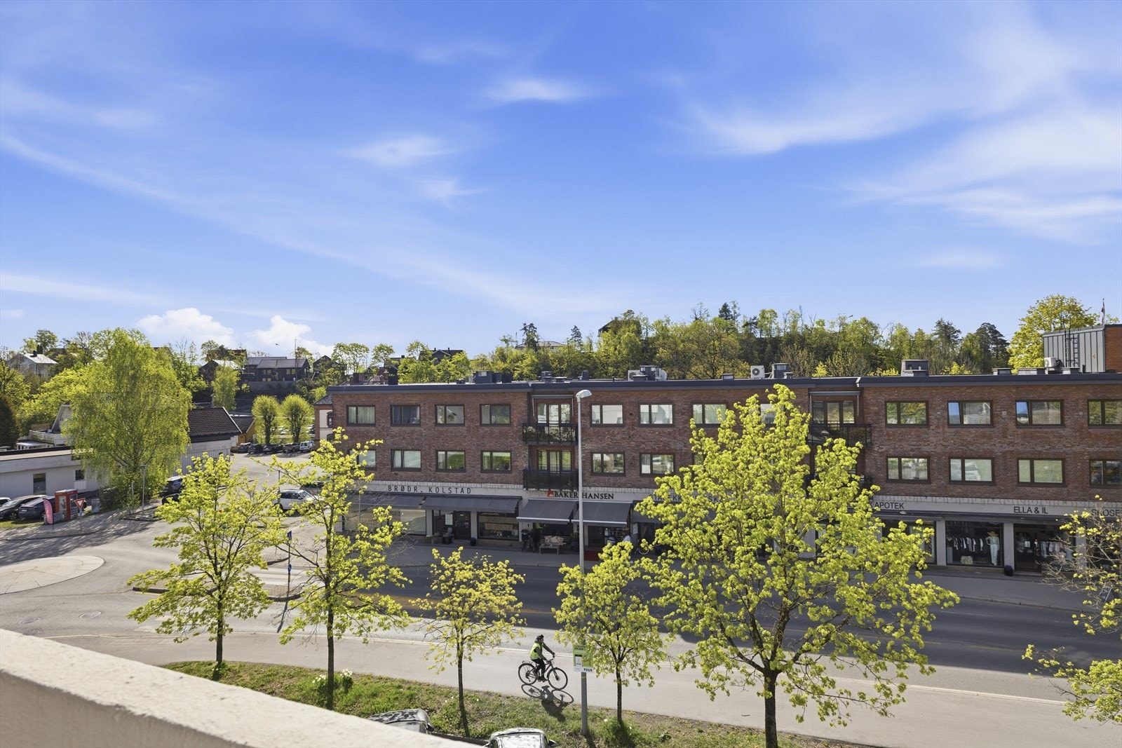 Rett utenfor inngangsdøren finner man blant annet Kolstad Elektro, Kiwi, Baker Hansen, Ella & Il samt apotek Galleribilde