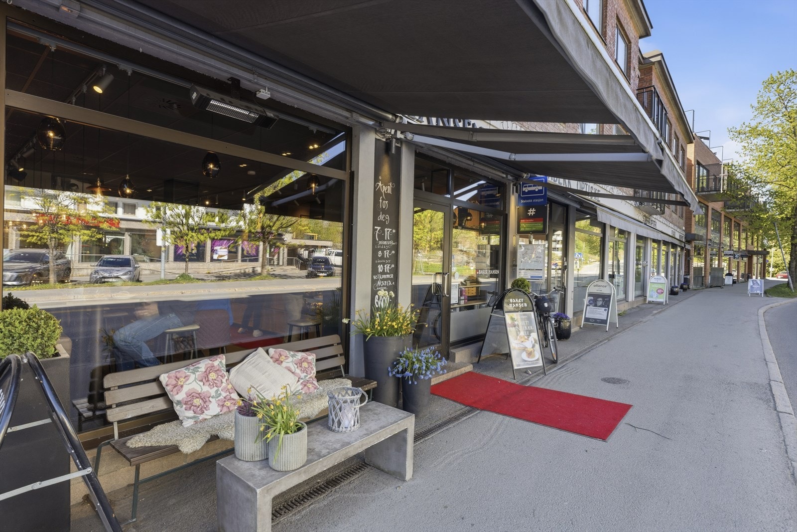 Leiligheten har en meget sentral beliggenhet i hjertet av Stabekk og har umiddelbar nærhet til en rekke service-, aktivitets- og fritidstilbud Galleribilde