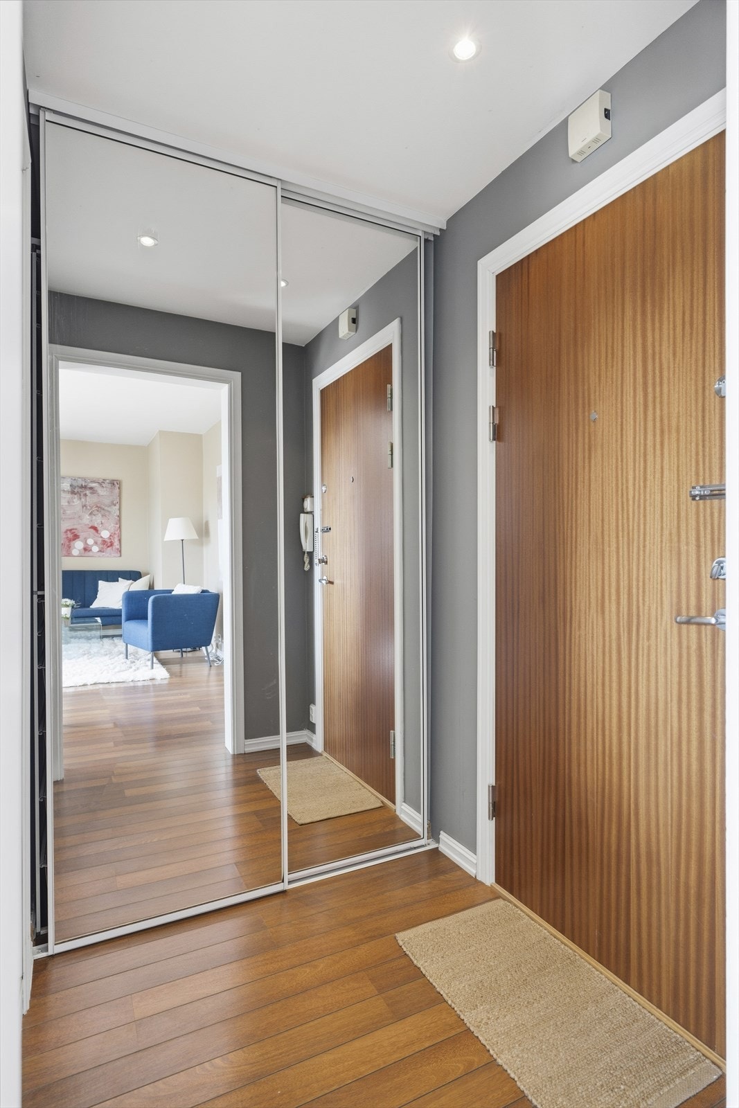Entré med stor skyvedørsgarderobe med speilfronter Galleribilde