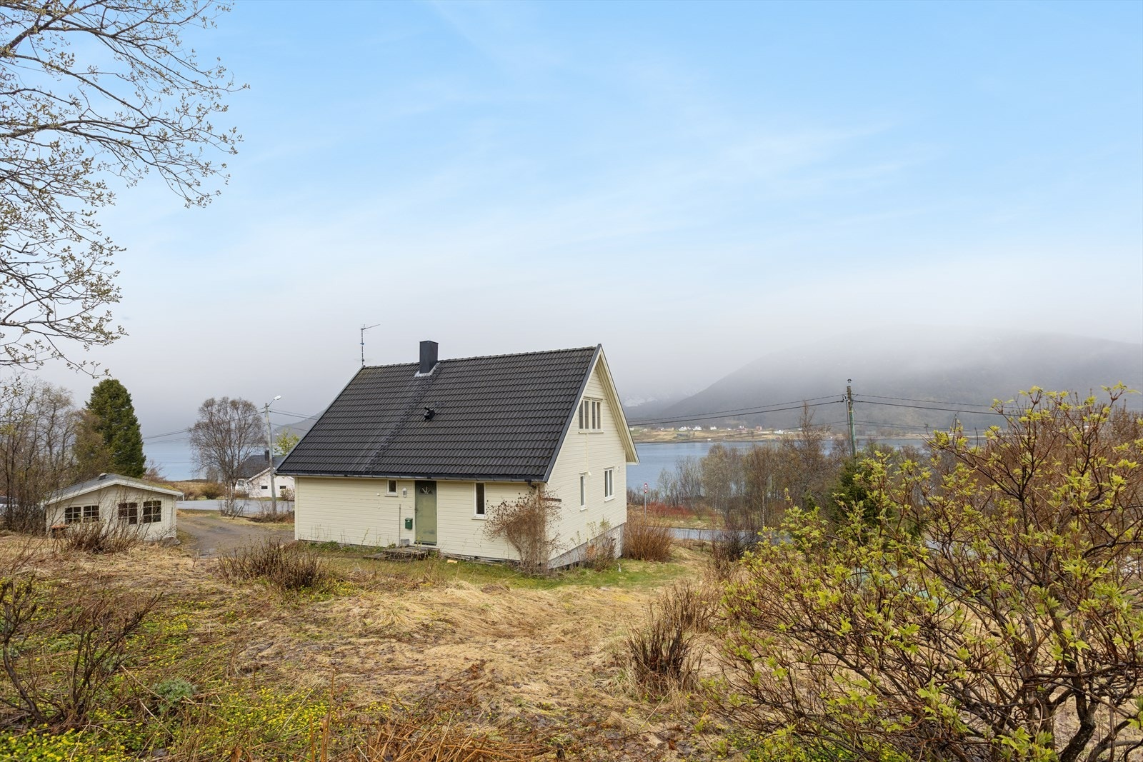 Eiendommen ligger fint til med utsikt mot sjø Galleribilde