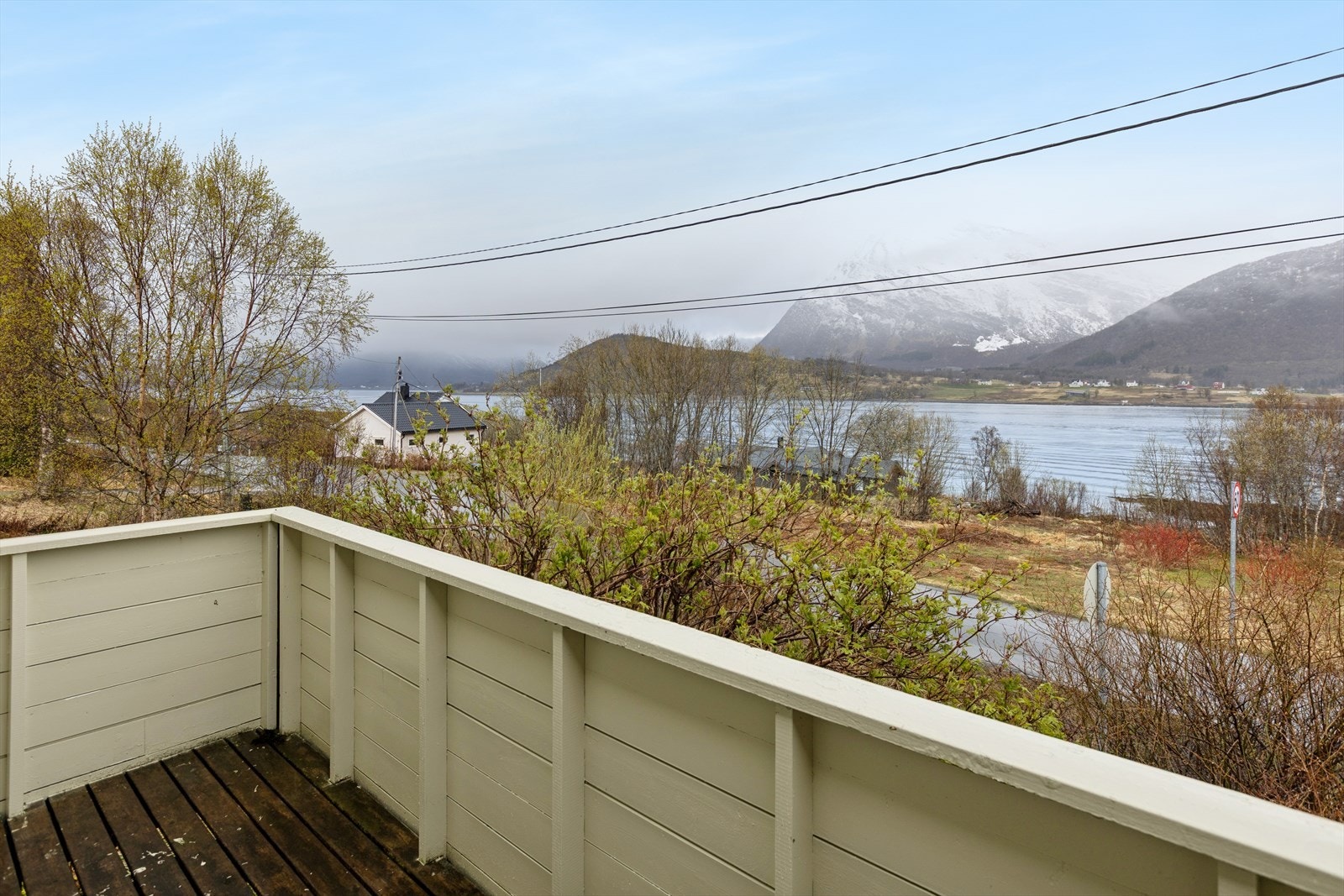 Balkong med flott utsikt mot sjø og fjell - et rolig sted å nyte omgivelsene og den landlige beliggenheten. Galleribilde