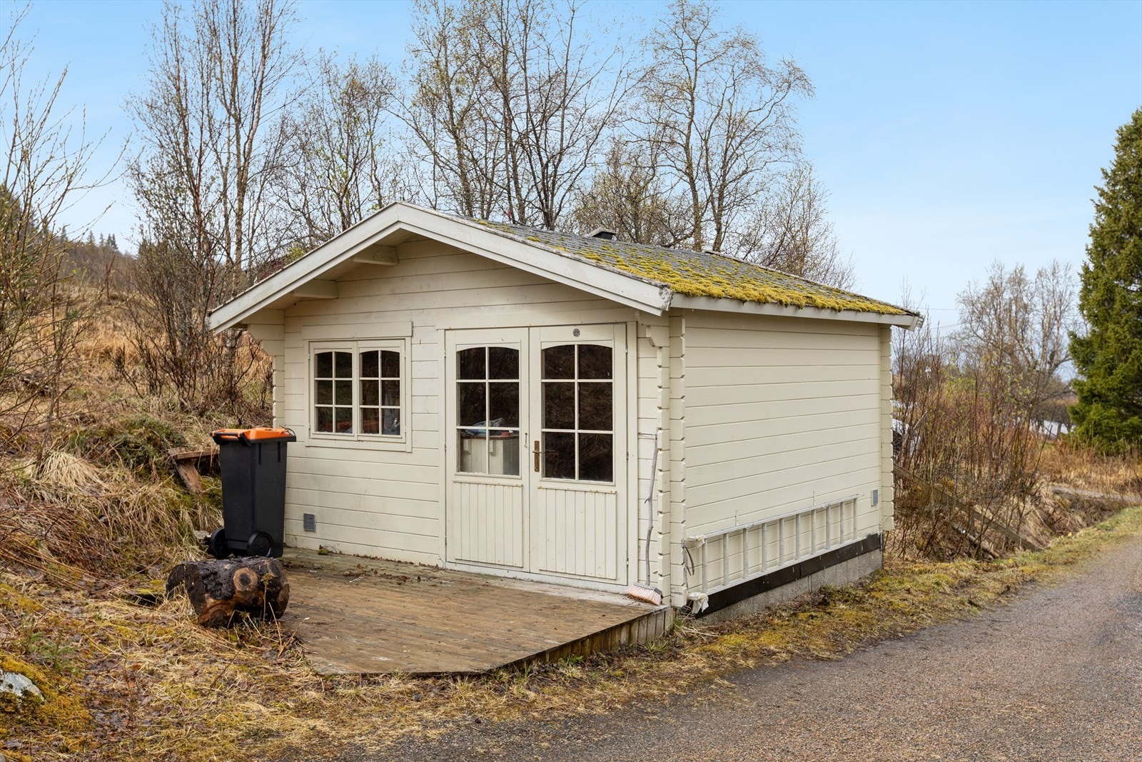 Frittstående utebod med god lagringsplass - praktisk plassert på eiendommen. Galleribilde