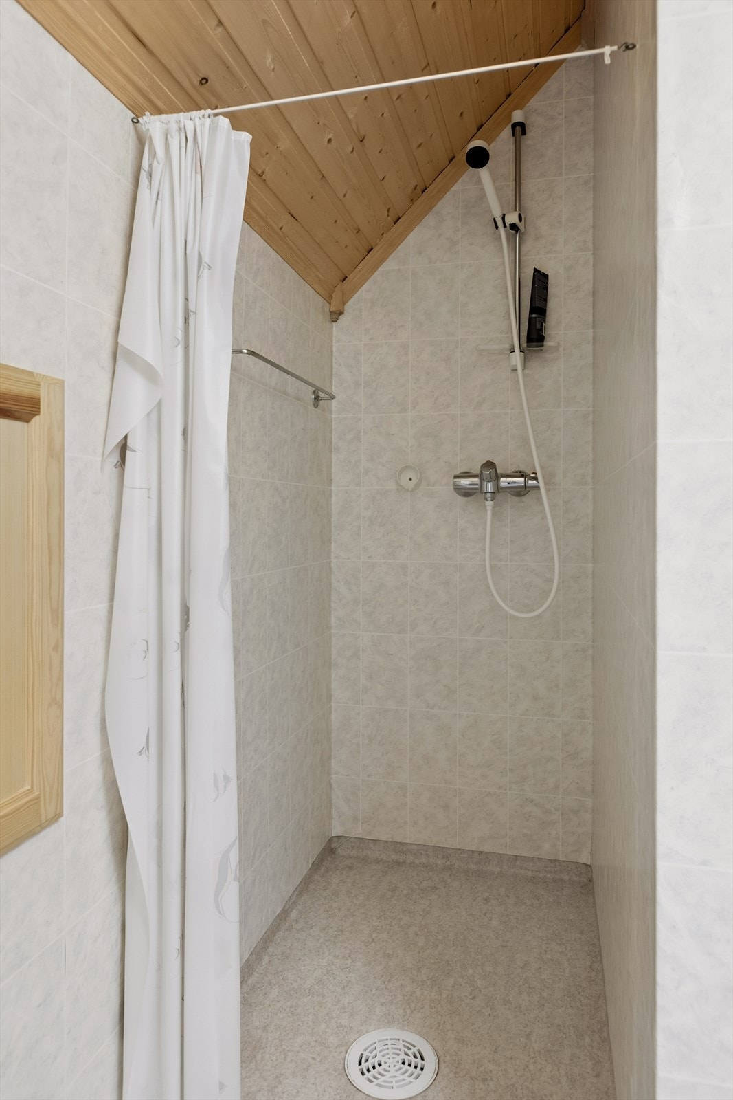 Badet har også dusjhjørne Galleribilde