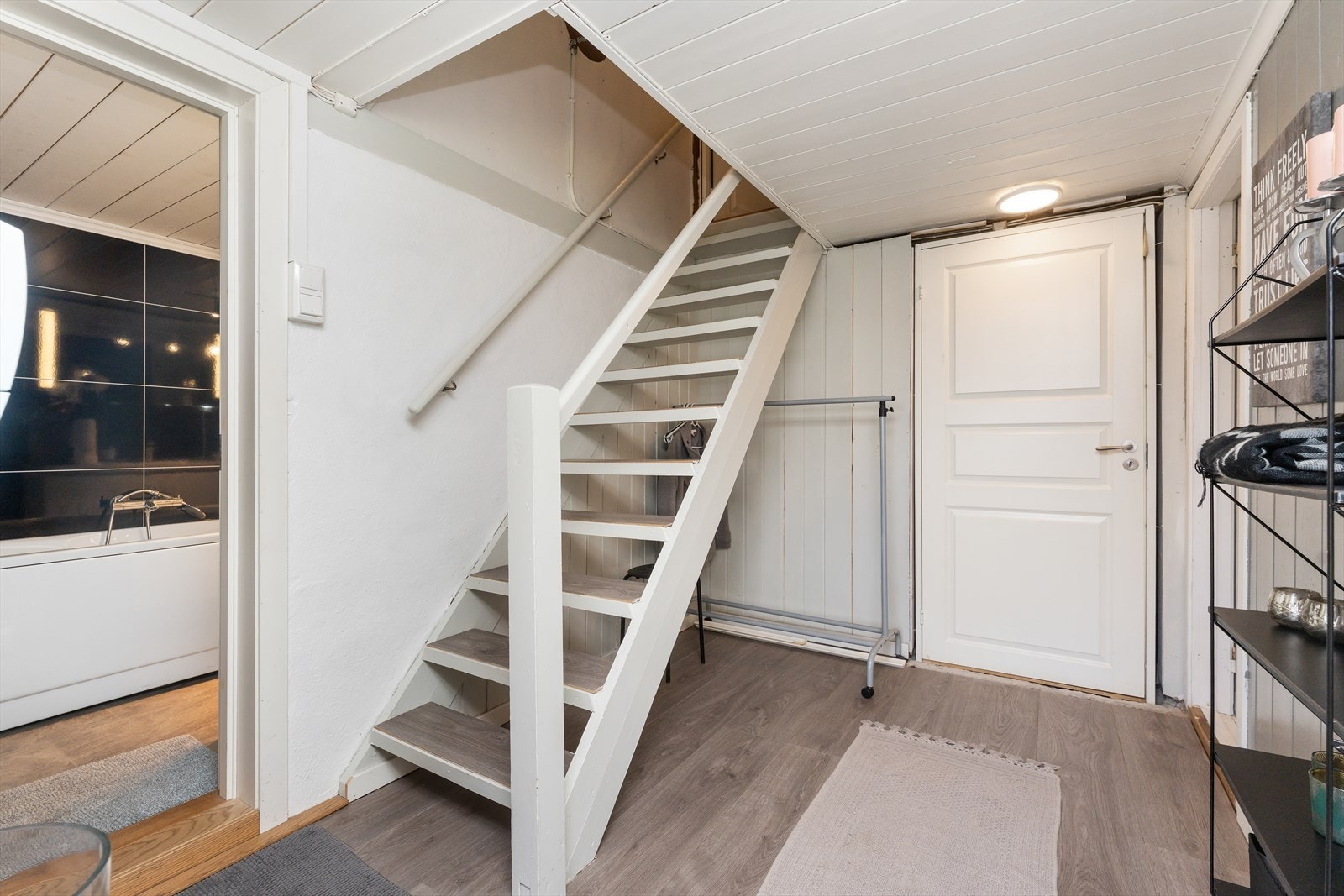 Trapperommet i kjelleren hvor vi ser inn til bad/badstue Galleribilde