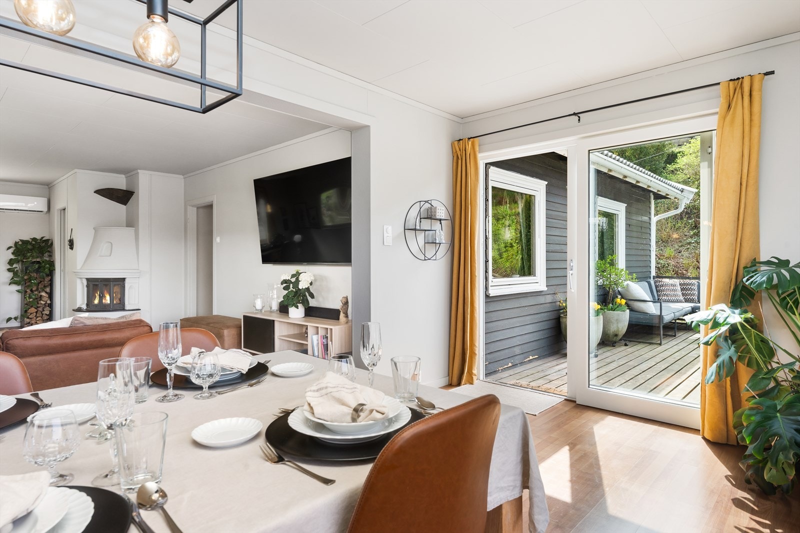Fra spisestuen er det direkte utgang til en herlig veranda Galleribilde
