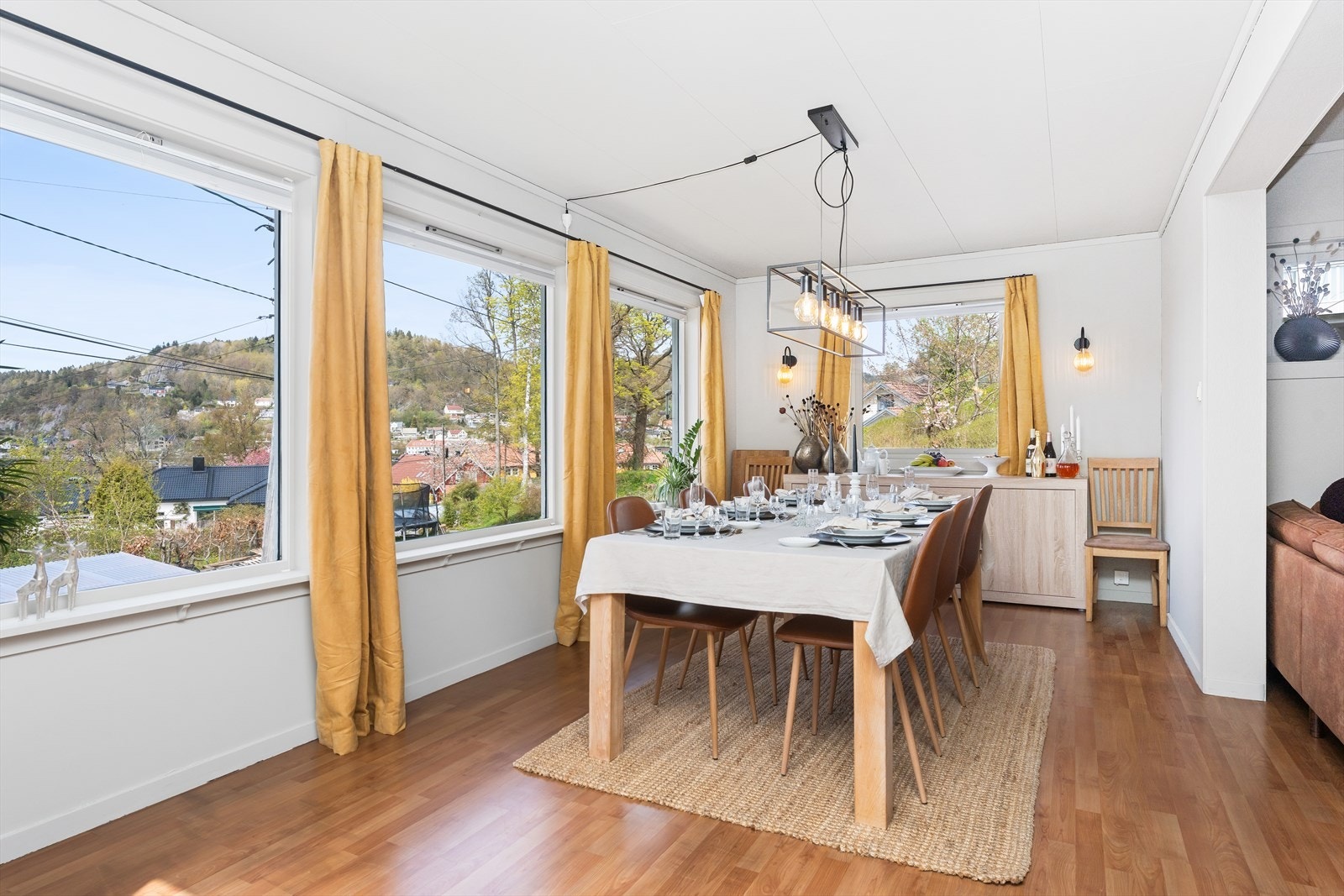I spisestuen er det plass til langbord for hyggelige sammenkomster Galleribilde