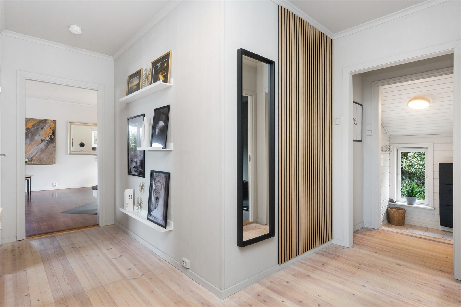 Lys og innbydende entré med god plass og lyse tregulv, vi går rett inn til stua Galleribilde