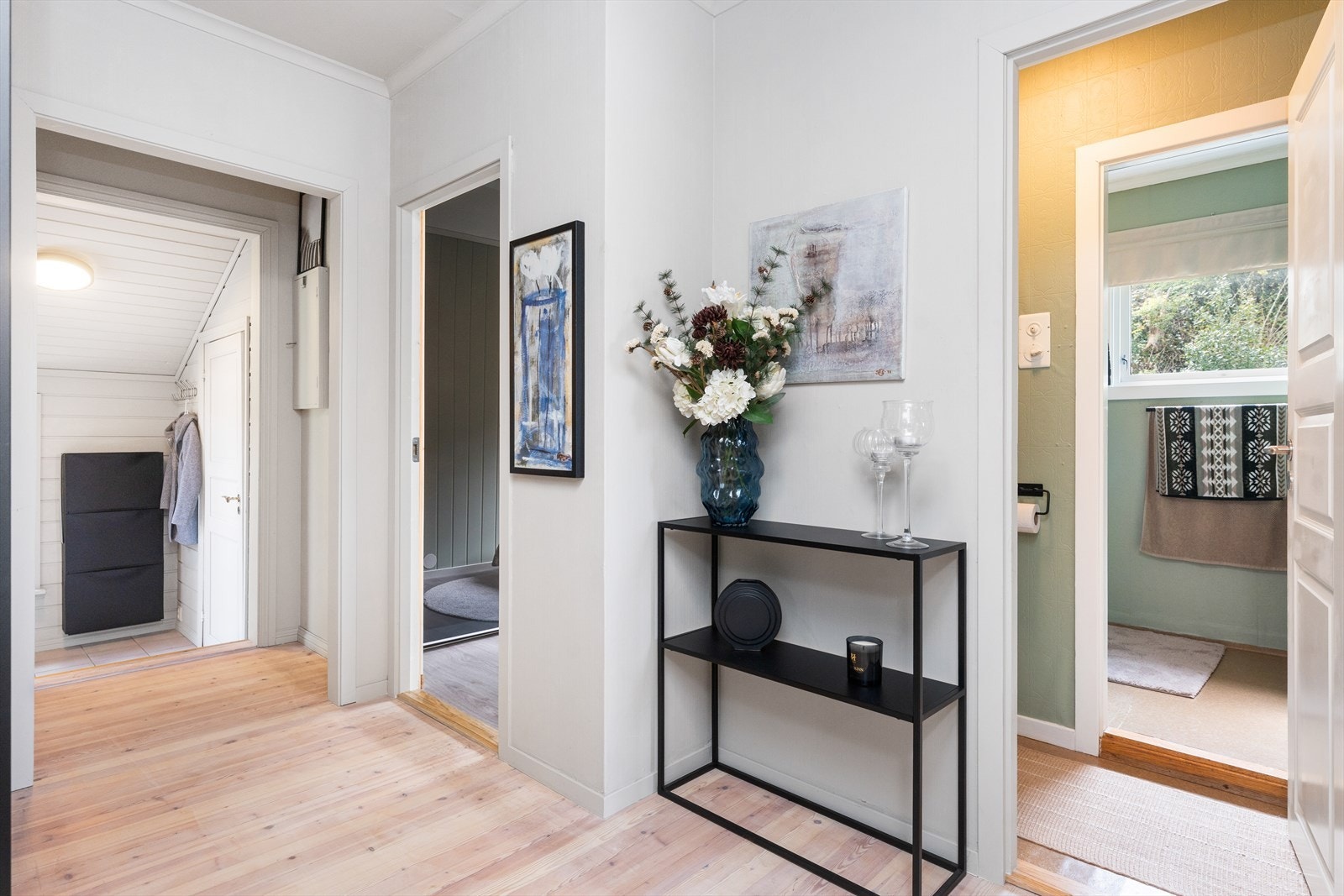 Gangen binder sammen flere av rommene i hovedetasjen, her ser vi ut til entrè, soverom 1 og badet Galleribilde