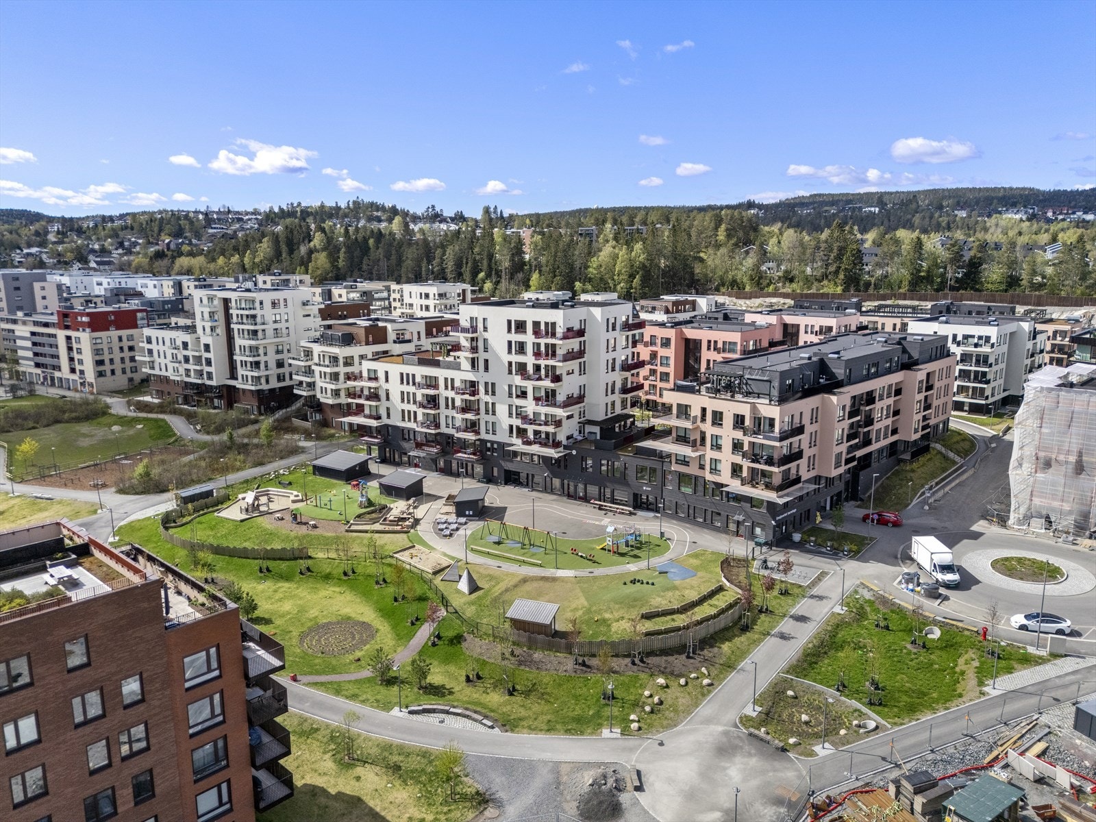 Leiligheten ligger sentralt i Skårerbyen, et område i vekst med moderne bebyggelse og nærhet til servicetilbud. Galleribilde
