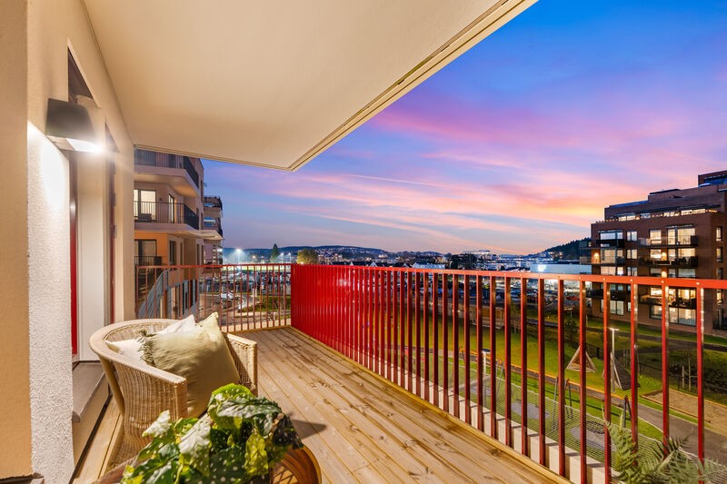 Balkongen har terrassebord og et rekkverk i stål med en høyde på 1,20 meter. Galleribilde
