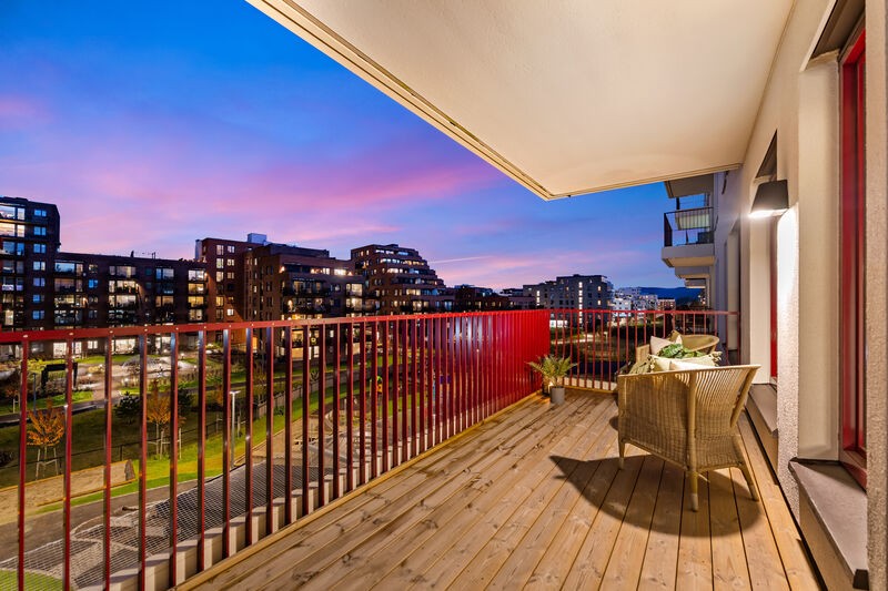 Den ene av to uteplasser er en balkong på 10 m² med utgang fra stuen. Galleribilde