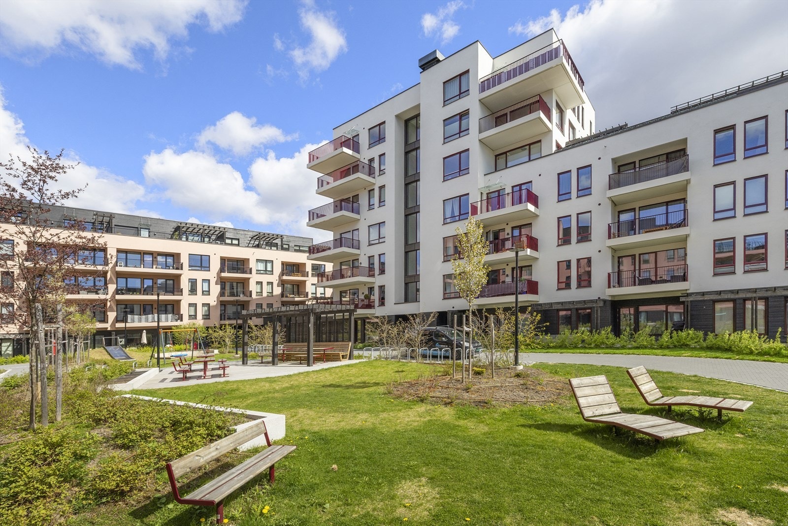 Sameiets fellesarealer er pent opparbeidet med plen, beplantning og sittegrupper. Galleribilde