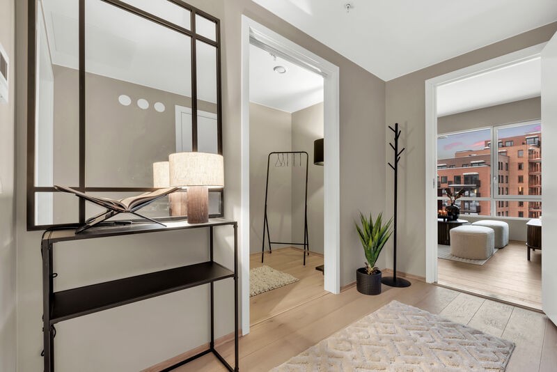 Entréen har adkomst til en praktisk garderobe for oppbevaring, og en takhøyde på ca. 2,25 meter. Galleribilde