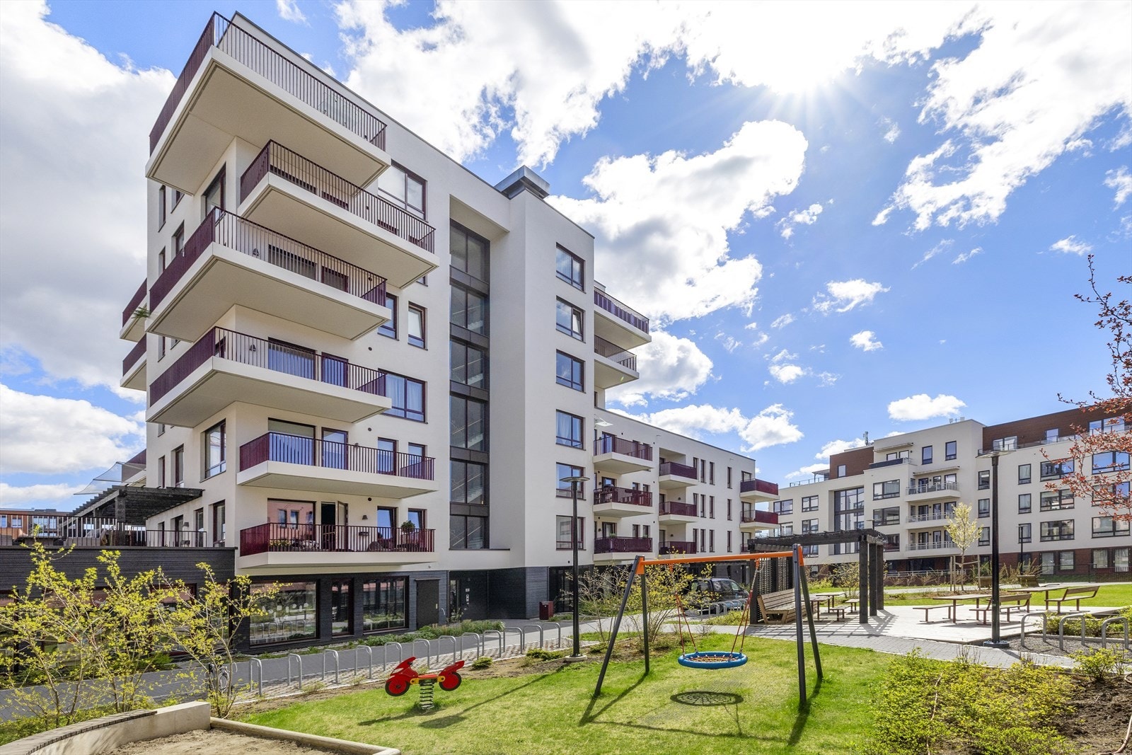 Bygget ble ferdigstilt i 2023 og har fasader som kombinerer puss og trekledning. Foto: Shuttr Eiendomsfoto, Fotograf: Mads Karlsen. Galleribilde