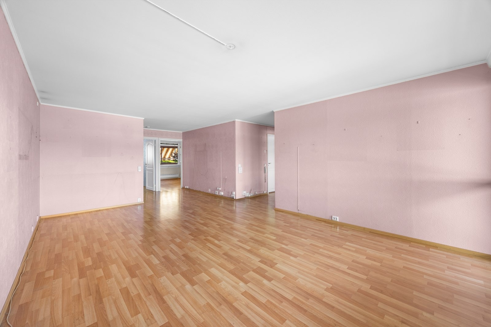 Leiligheten er gjennomgående som skaper en god atmosfære i leiligheten. Galleribilde