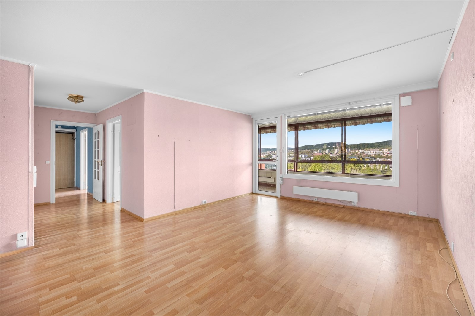 Her har du god plass til å innrede med blant annet sofagruppe, spisebord og tilhørende møbler. Galleribilde