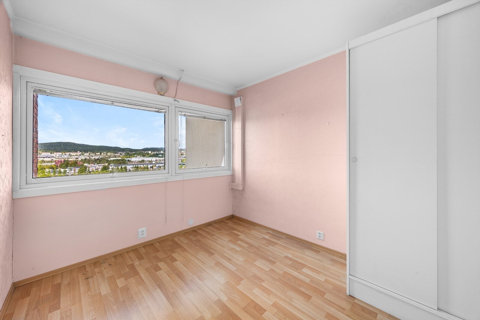 Begge rommene har flott utsikt og plass til det du måtte trenge av soveromsmøblement. Galleribilde