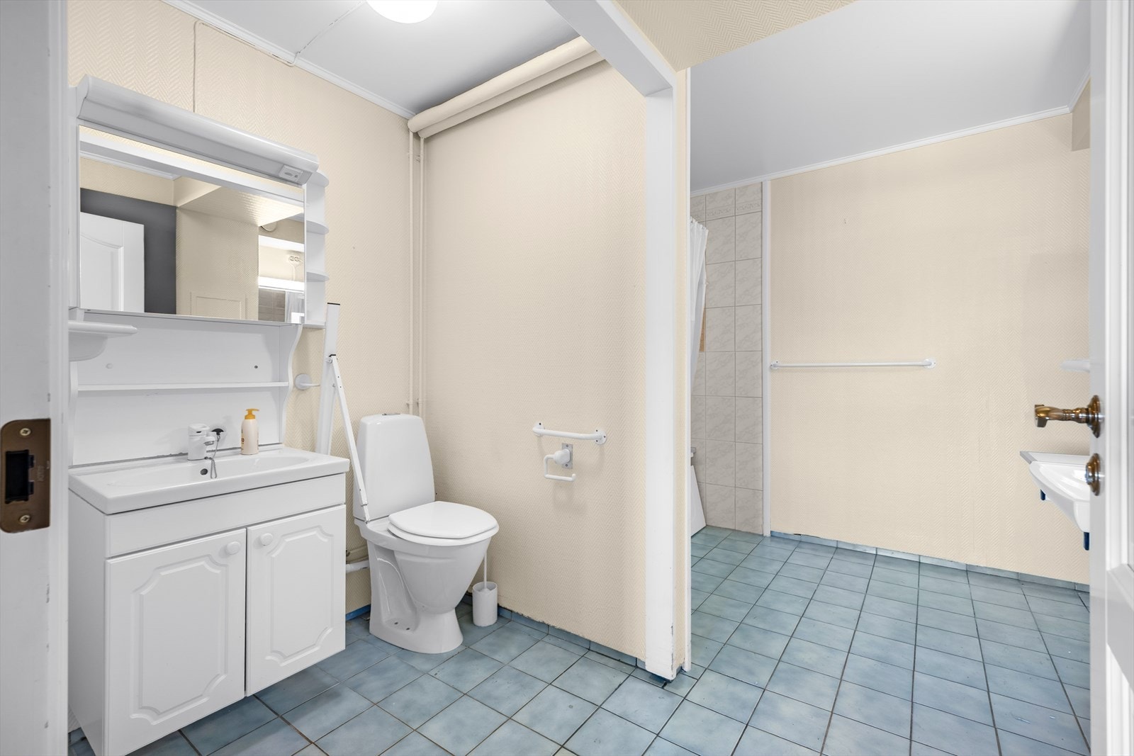 Badet har hovedkonstruksjoner som sluk og membran fra byggeår med mekanisk avtrekk via felles avtrekkskanal. Galleribilde