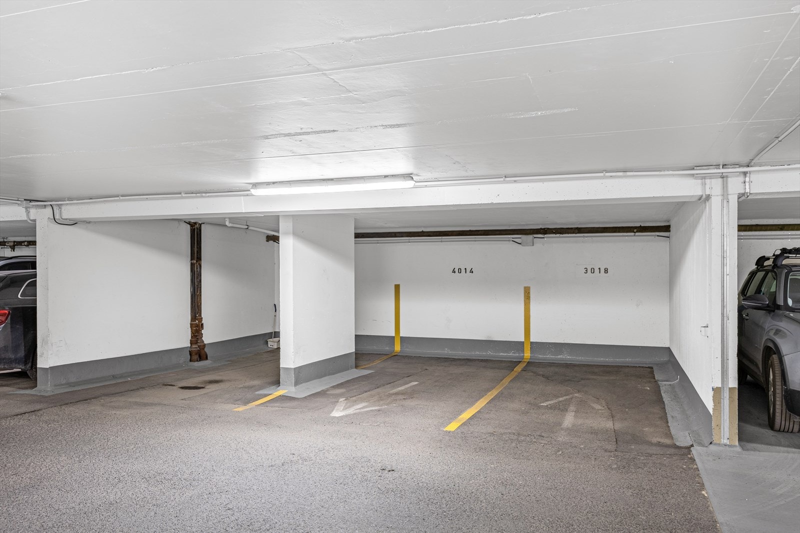 Leiligheten disponerer én garasjeplass i felles lukket garasjeanlegg under blokken. Galleribilde