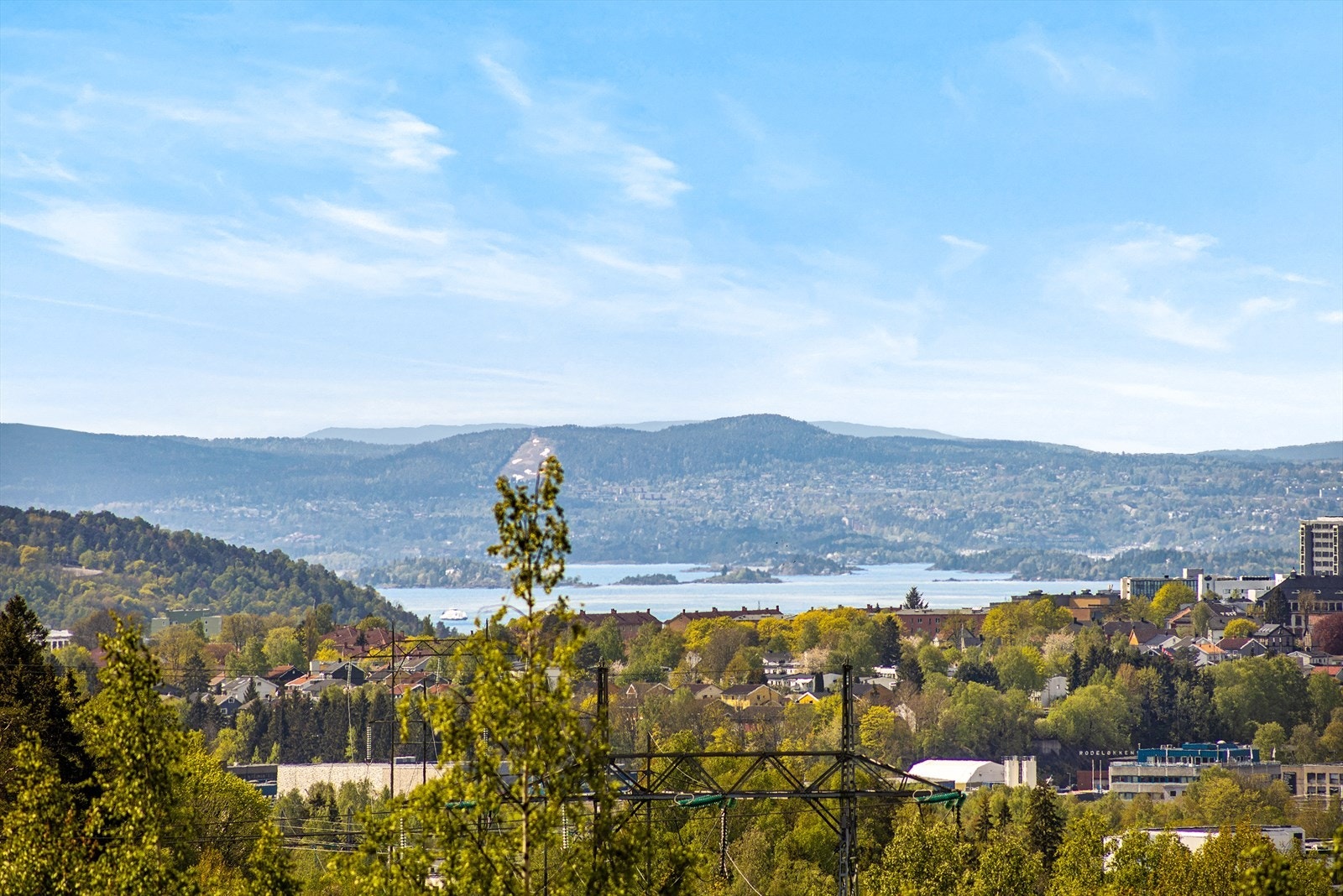 Fra den ene balkongen kan du skimte Oslofjorden i det fjerne. Galleribilde