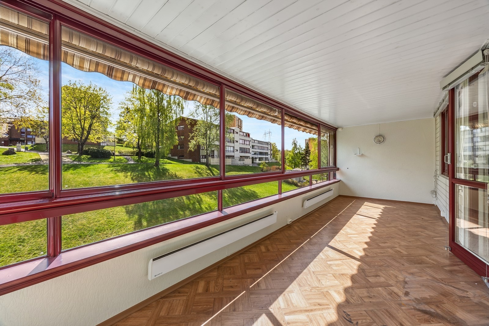 Fra kjøkkenet er det utgang denne romslige balkongen. Galleribilde