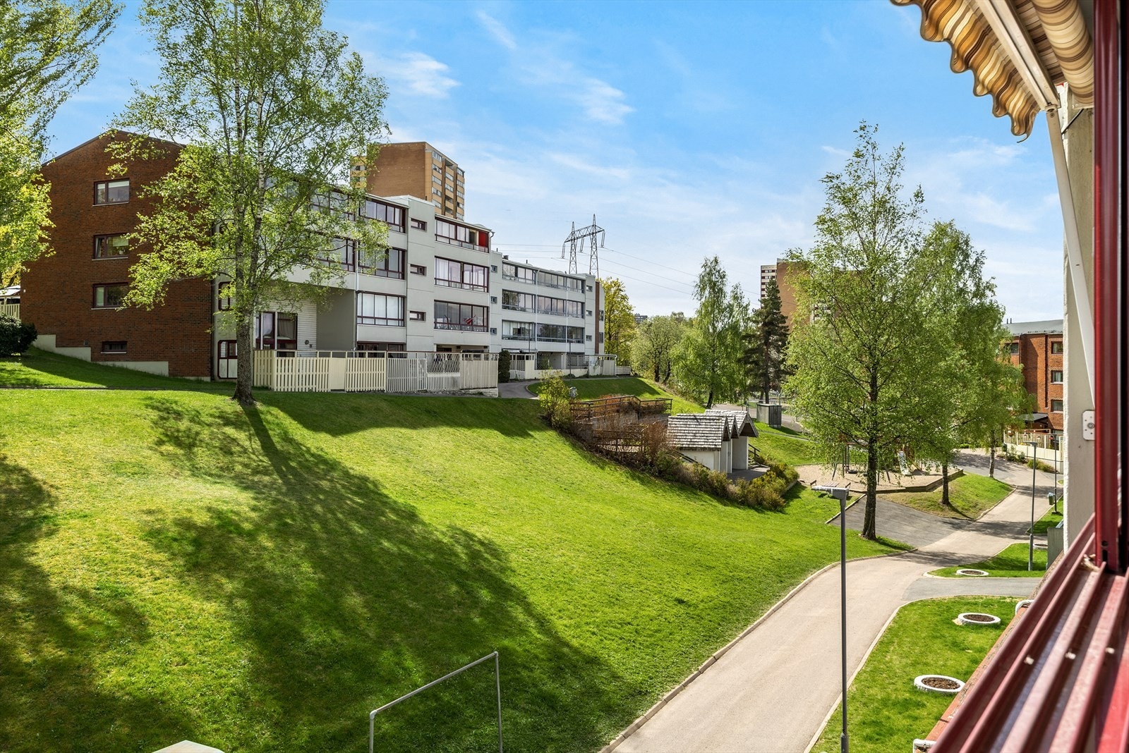 Borettslagets tomt fremstår som ryddig og pent opparbeidet. Galleribilde