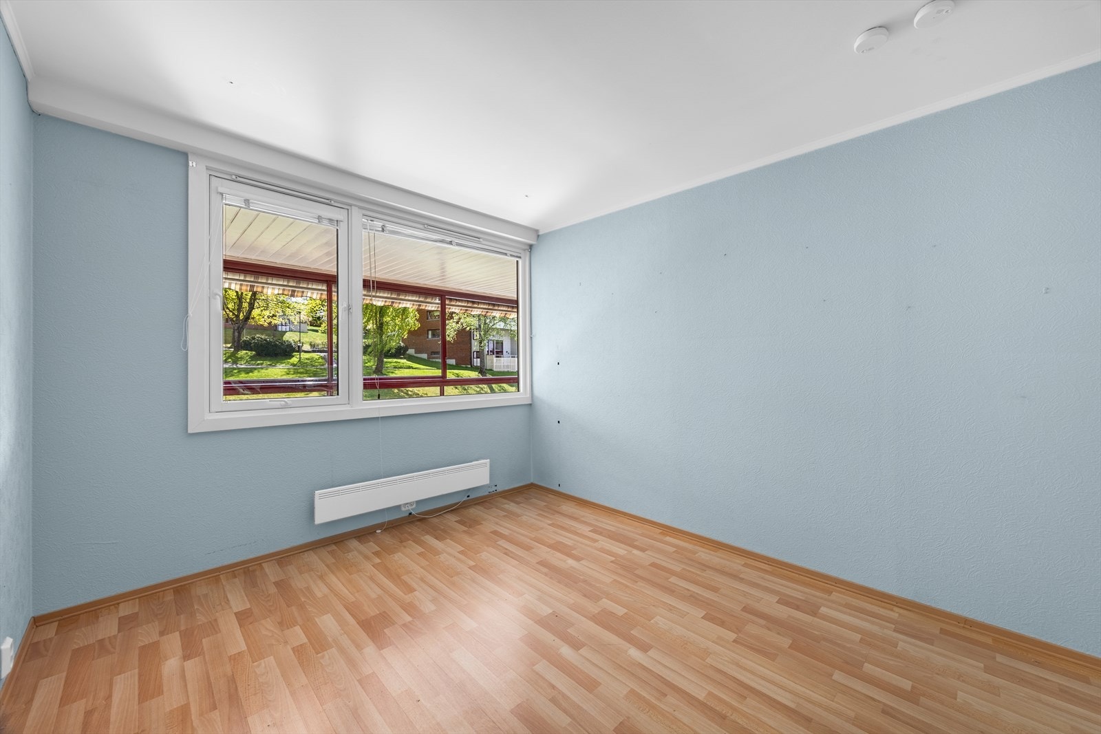 Her har du store vindusflater med utsyn mot rolige omgivelser og god plass til dobbeltseng og annet møblement. Galleribilde