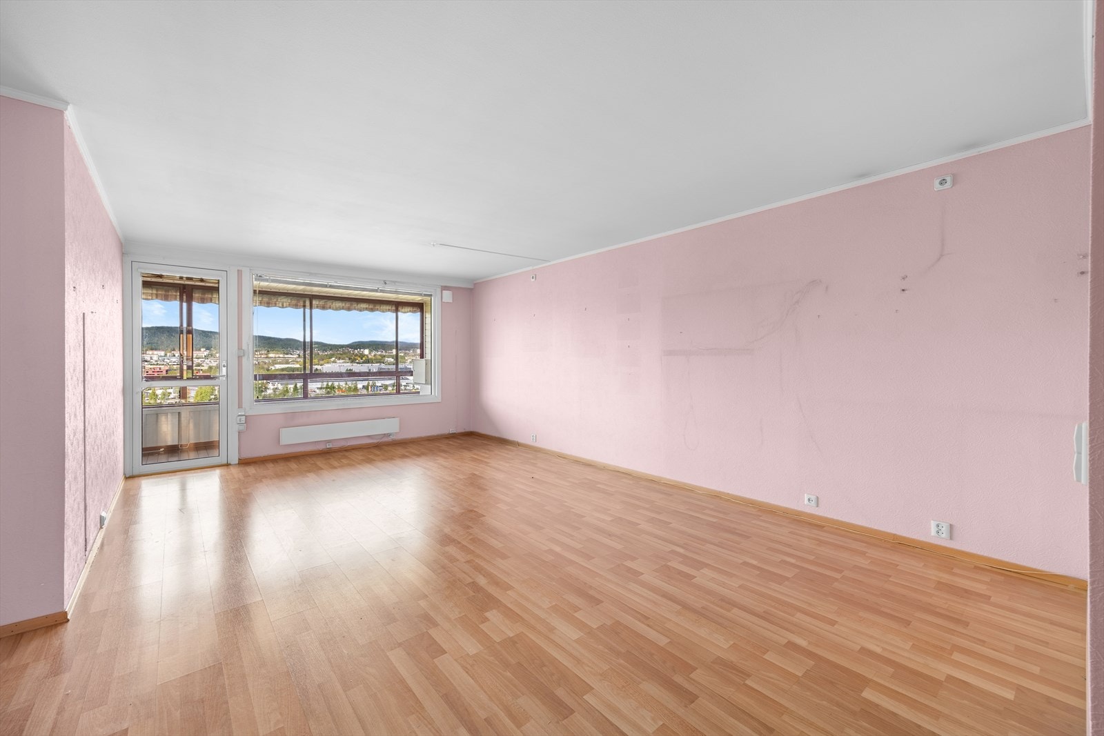 Åpen og luftig stue med store vindusflater som slipper inn rikelig med dagslys. Utgang til en nordvestvendt innglasset balkong på ca. 11,5 m². Galleribilde