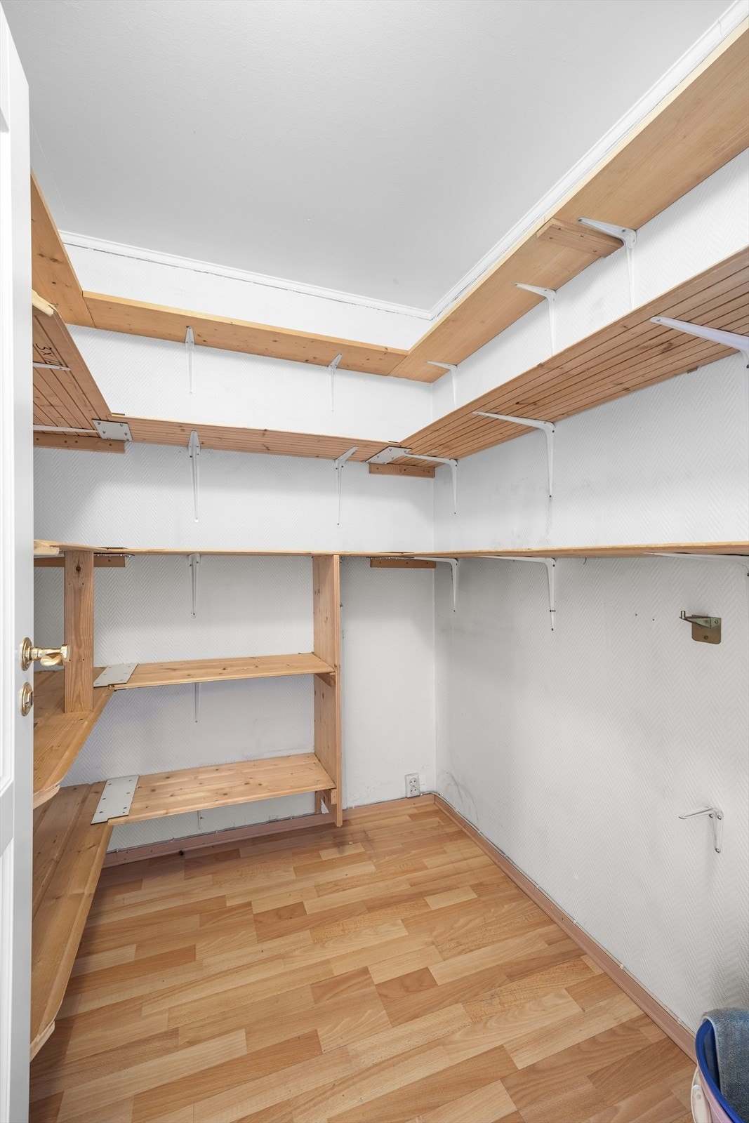 Innvendig bod med god plass til oppbevaring. Boden er på ca. 3 m². Galleribilde