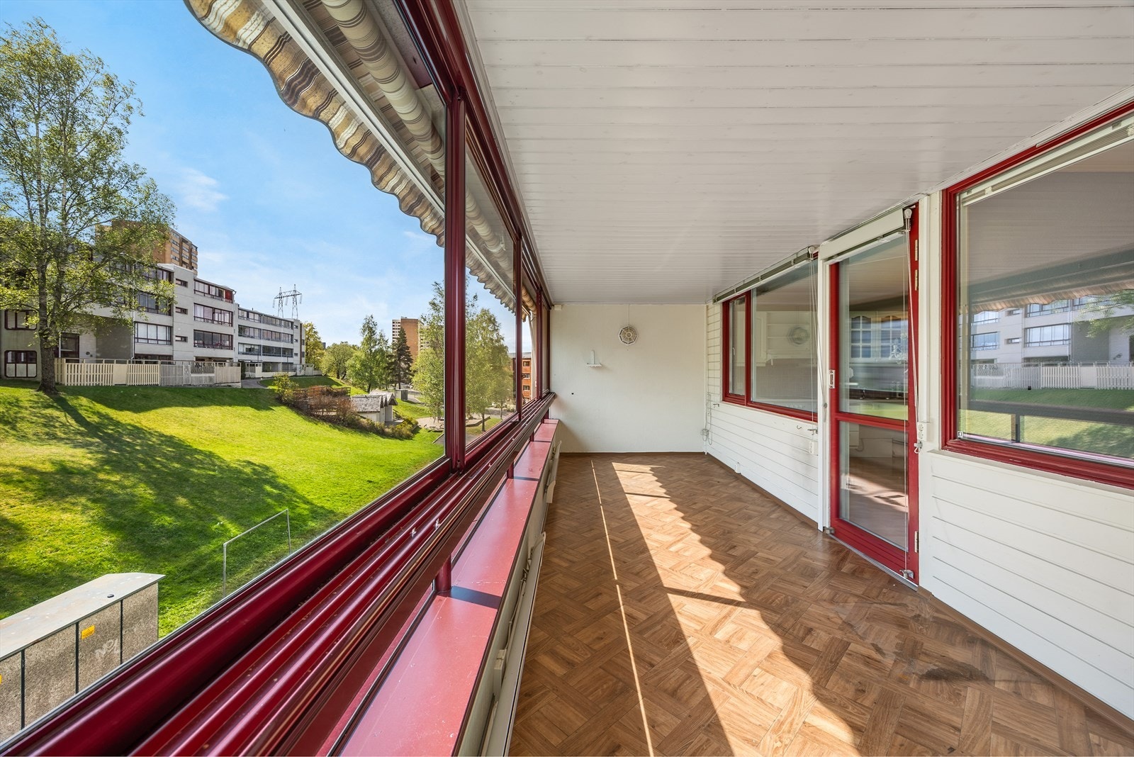 Innglasset balkong på ca. 15,5 m². Det er montert elektrisk styrt markise på begge balkongene. Galleribilde