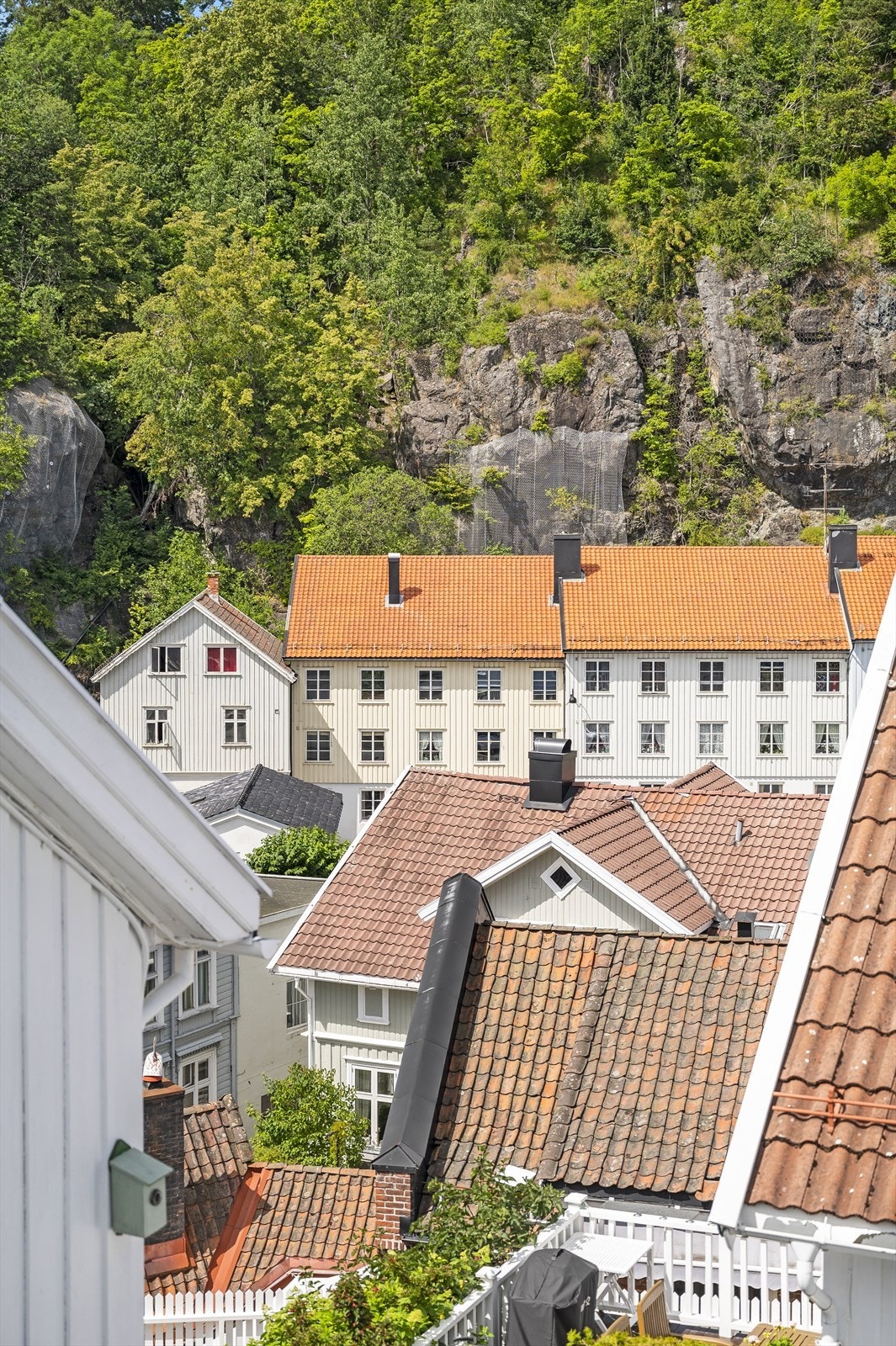 Her ligger husene tett i tett som gir den koselige og nostalgiske følelsen Kragerø er kjent for. Galleribilde