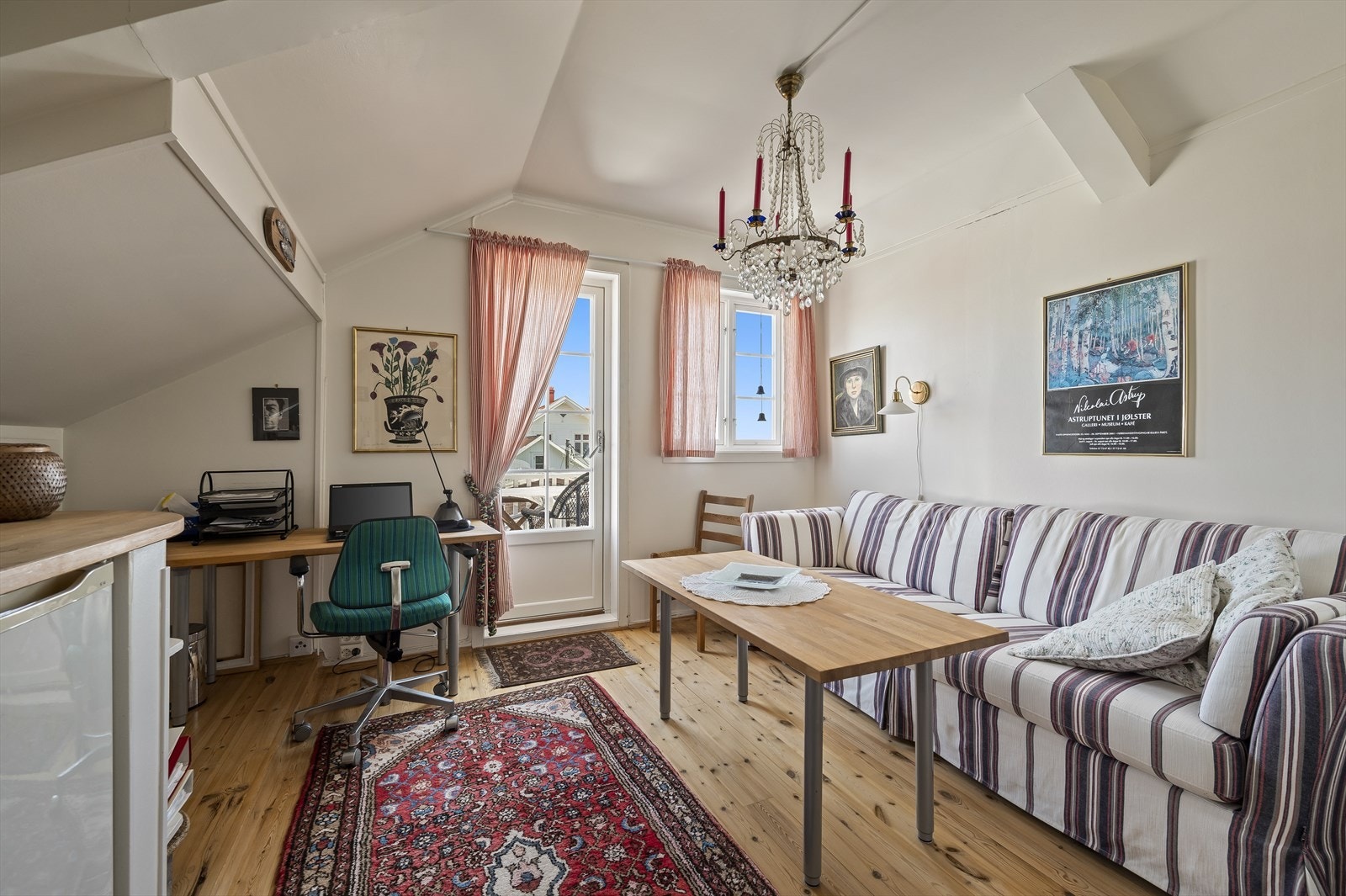 Fra loftstuen er det utgang til takterrasse. Galleribilde