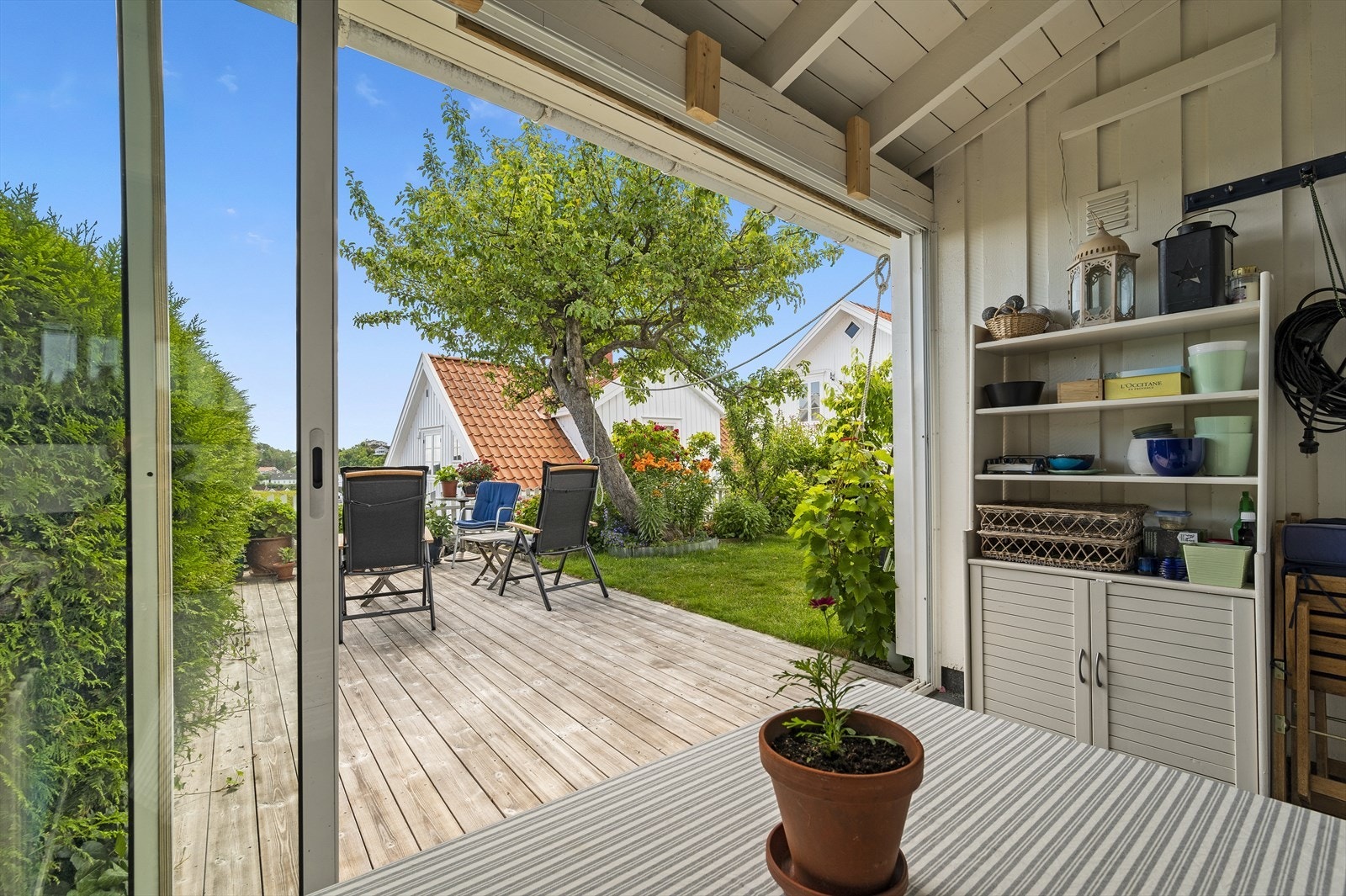 Hyggelige innebygd utestue med store verandadør i glass. Galleribilde