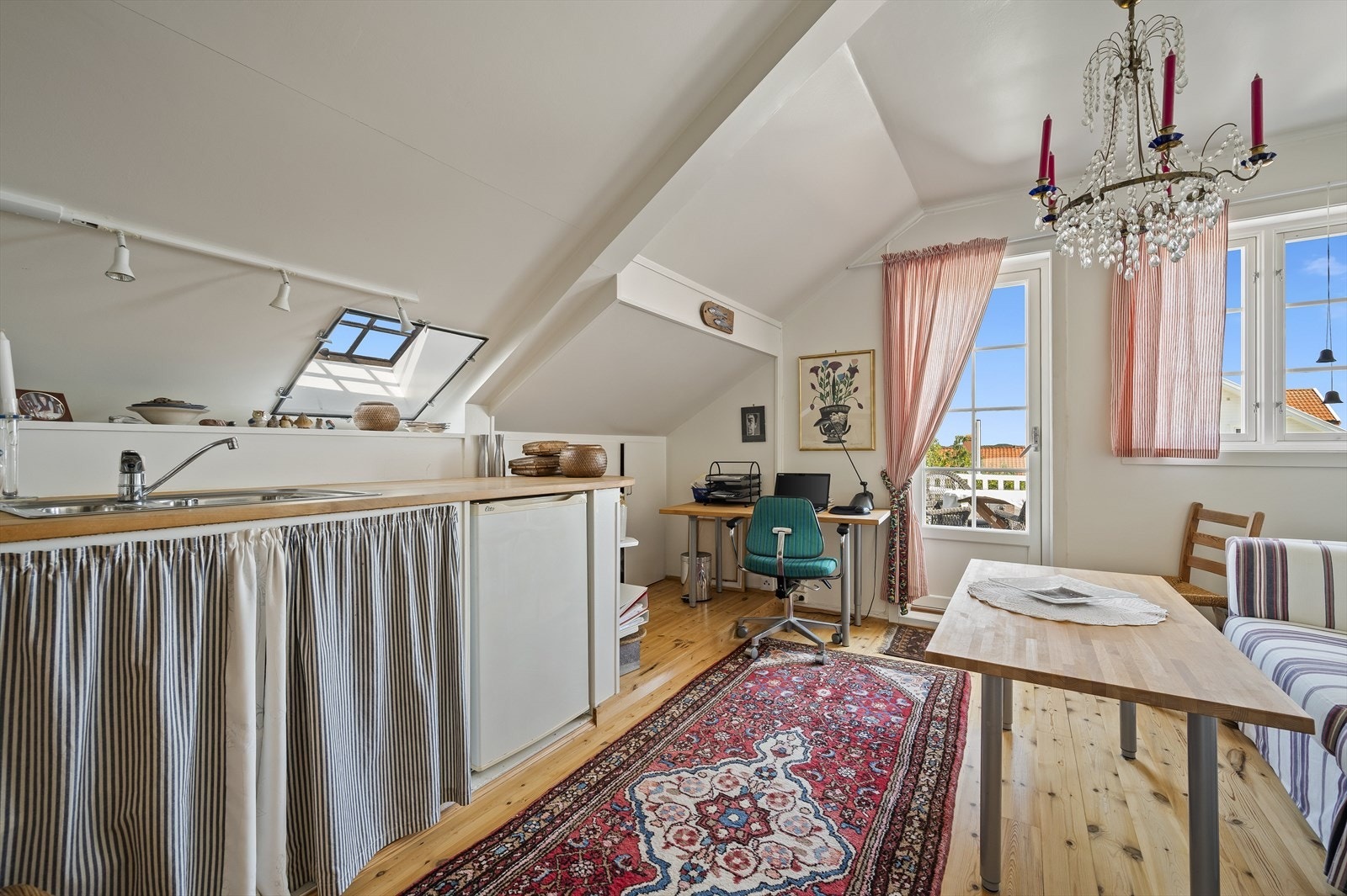 Loftstue/soverom med liten kjøkkenkrok. Galleribilde