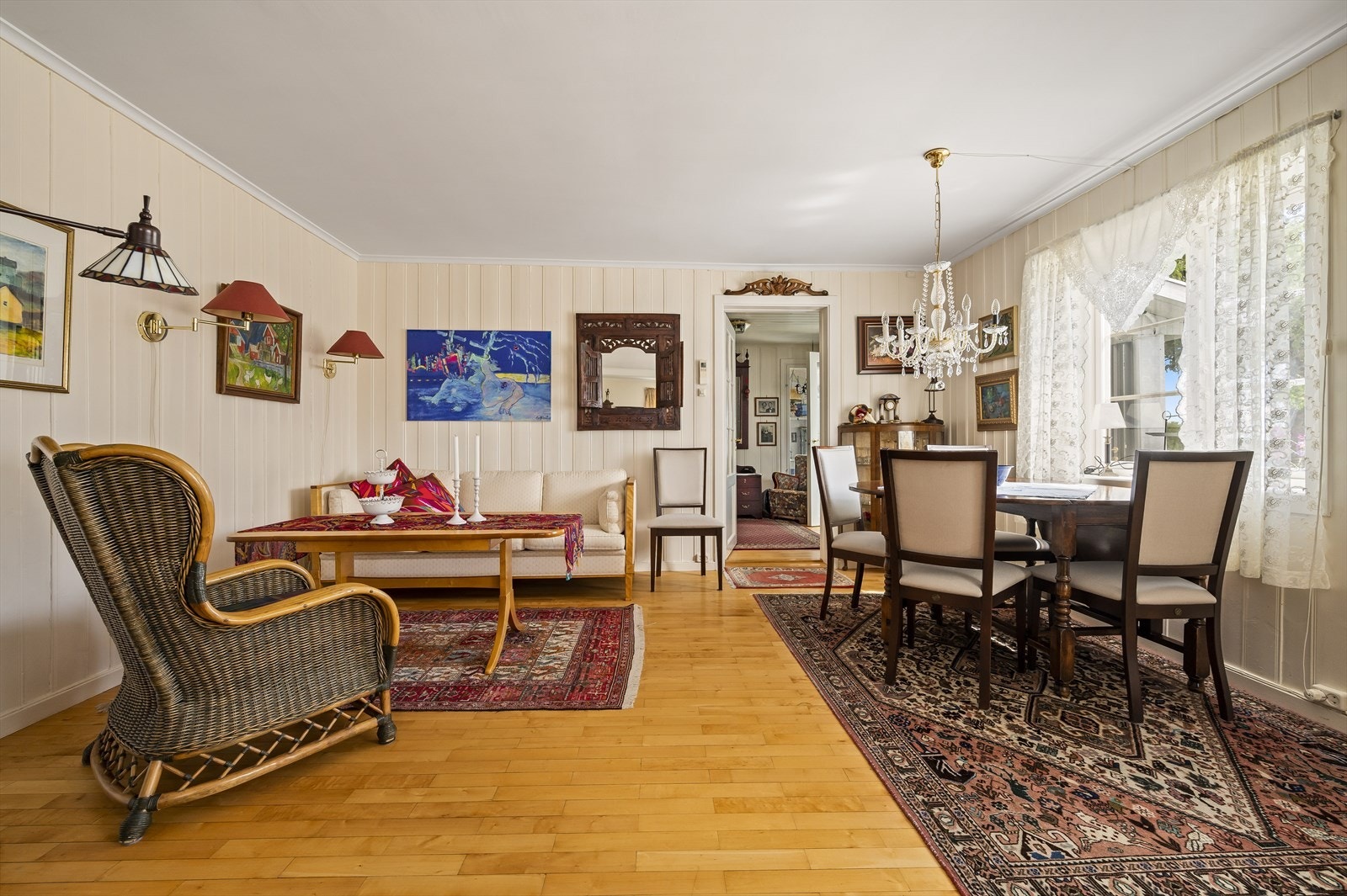 Stue/spisestue med peis med innsats og varmepumpe. Galleribilde