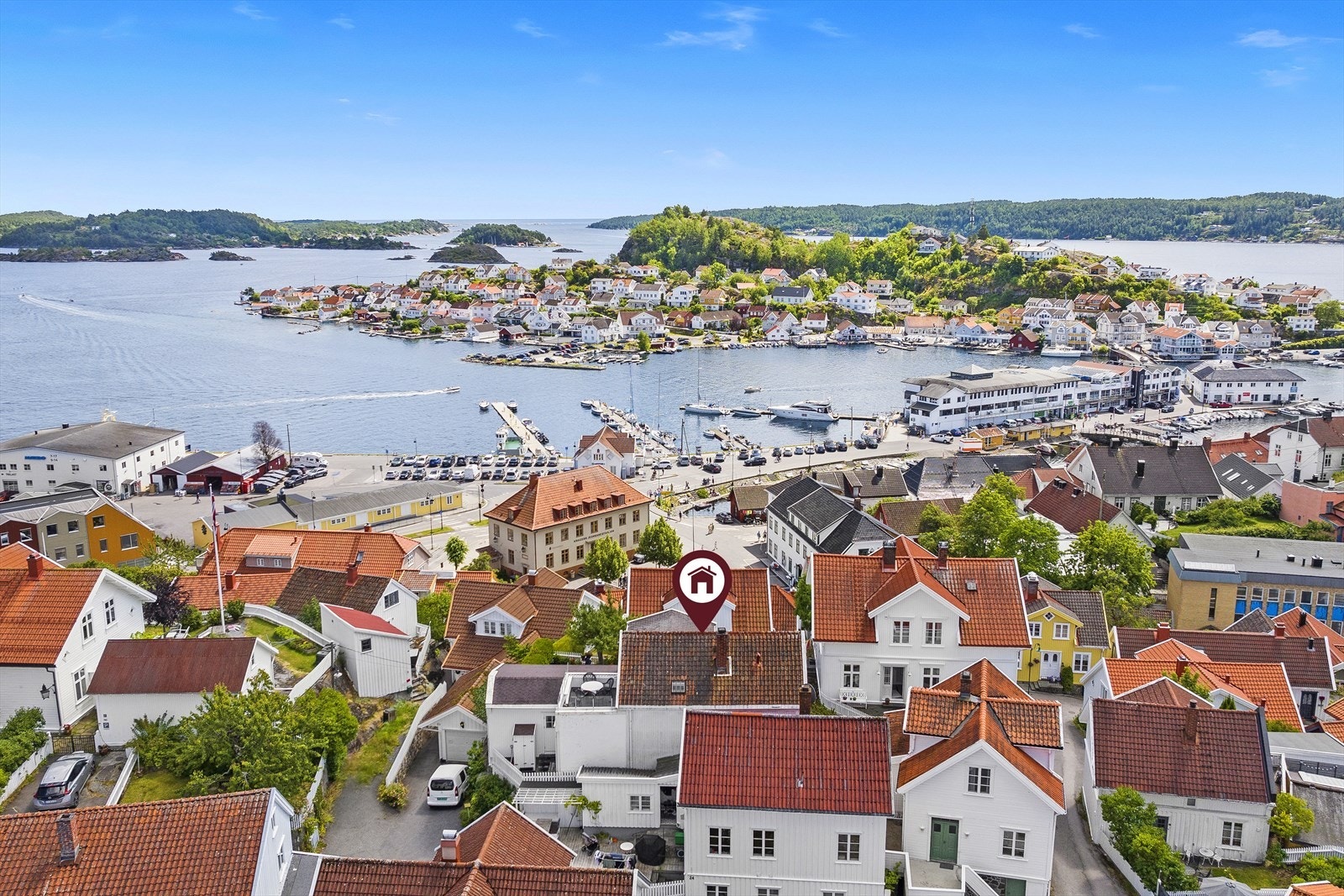 2 minutters gange til sentrum av Kragerø hvor finner man et variert utvalg av butikker, kafeer etc. Galleribilde