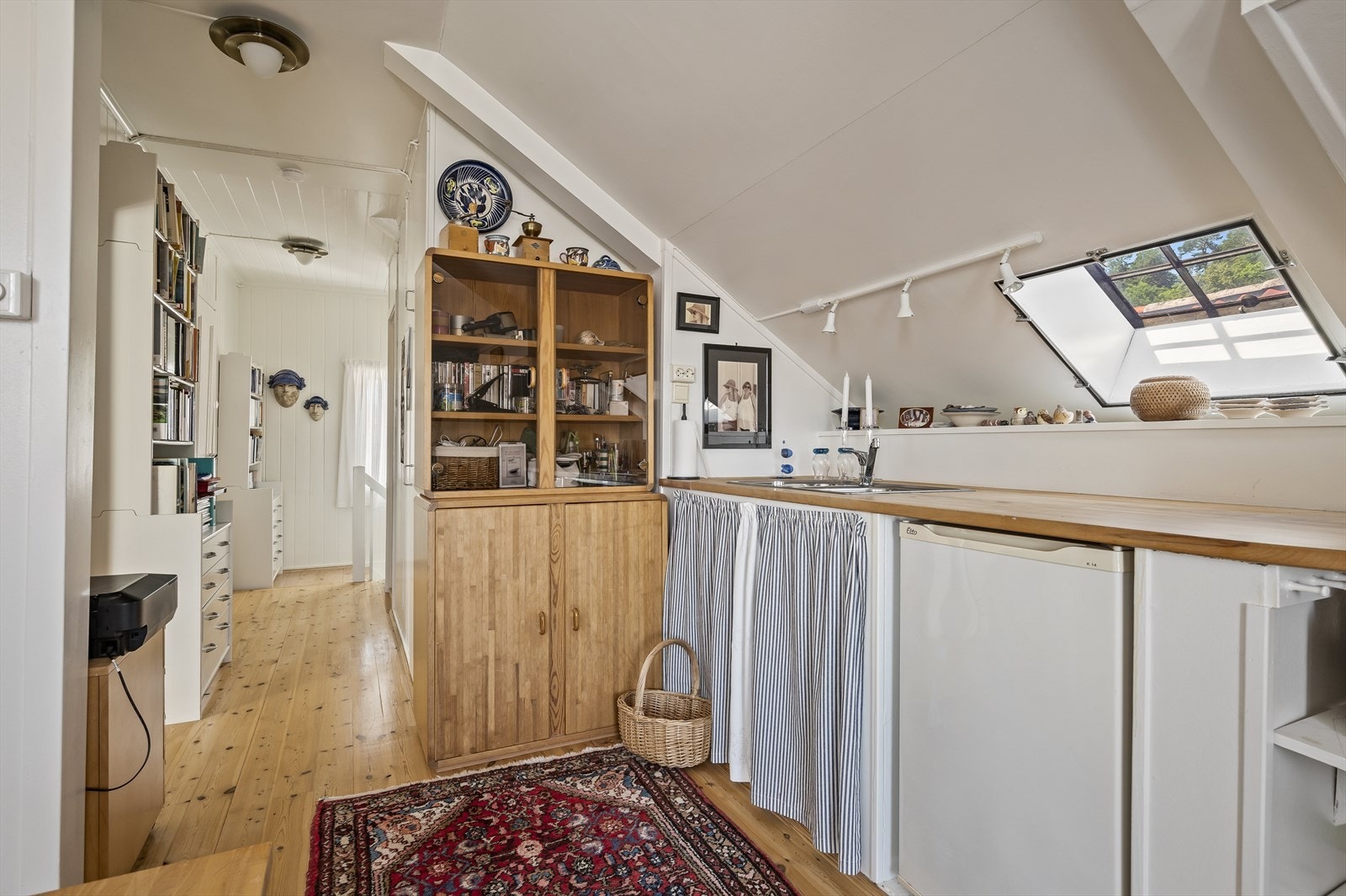 Opp i boligens 2. etg. finner man gang, loftstue/soverom, 2 soverom og bad. Galleribilde