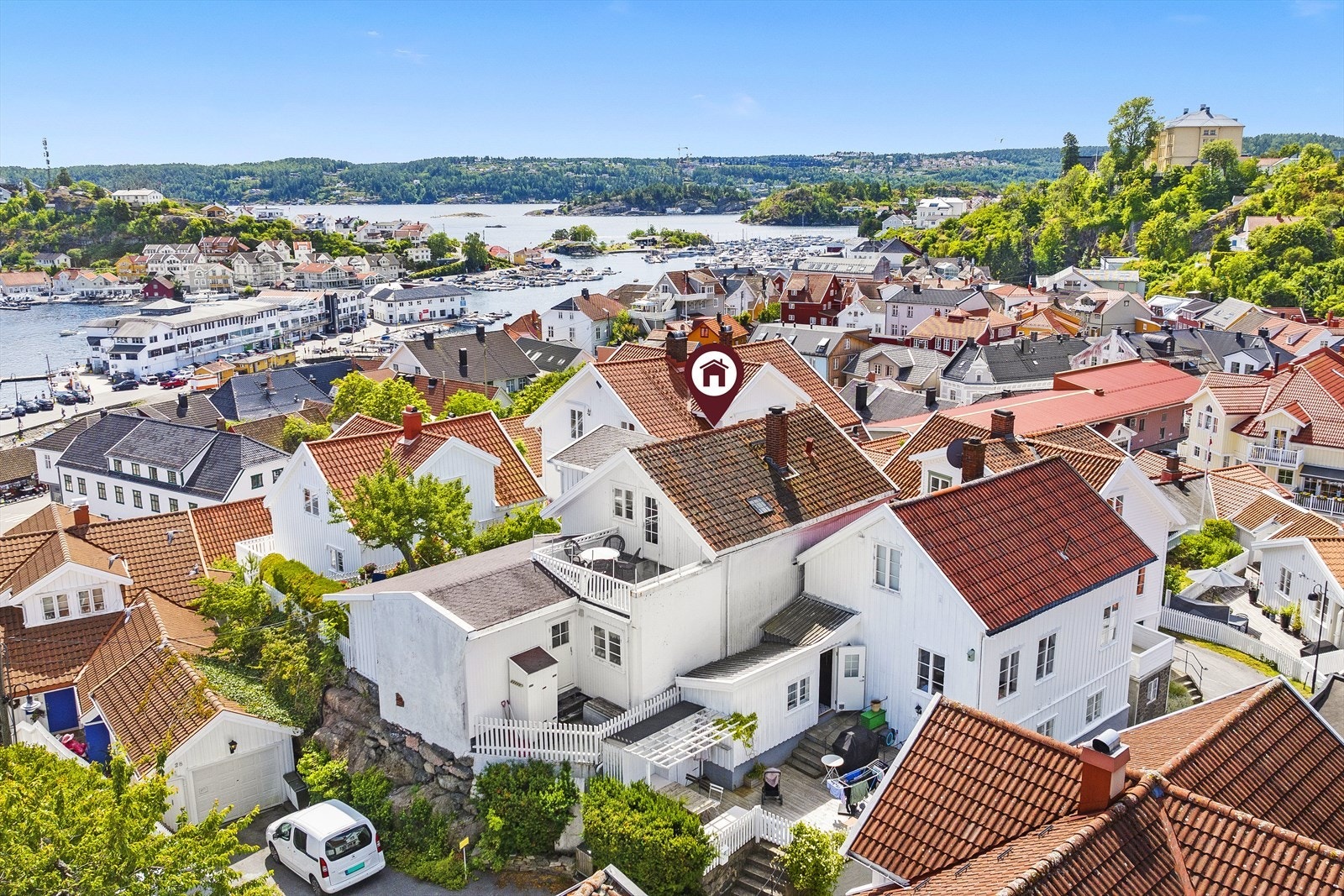 Svært sjarmerende og idyllisk bolig med flott sjøutsikt! Sentralt beliggende. Galleribilde