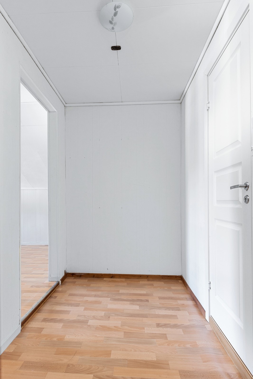 Inngansparti med dør til bad og stue. Galleribilde