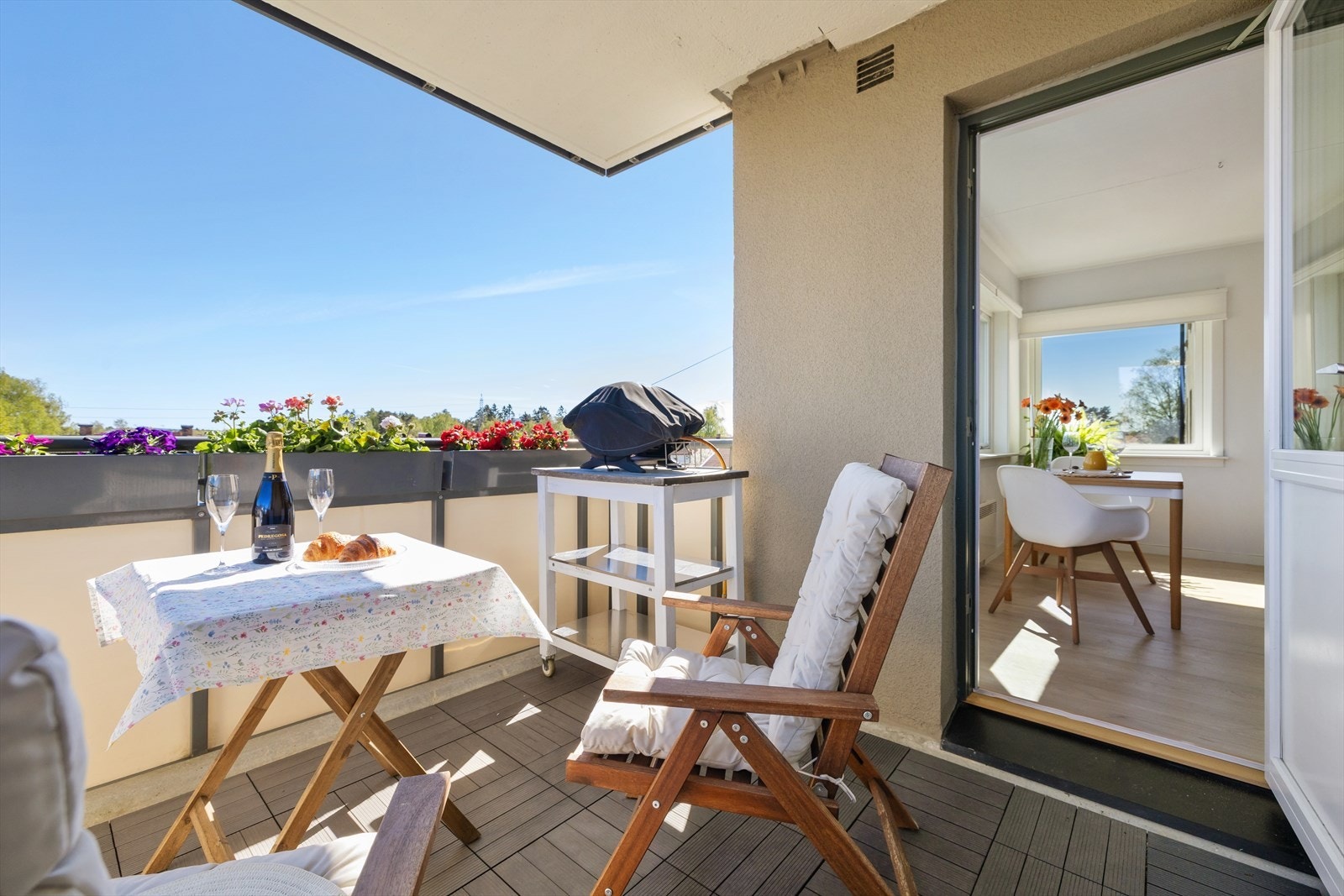 Her kan man nyte koselige dager! Det er er det god plass til å innrede med en sittegruppe og elektrisk- eller gassgrill. Galleribilde