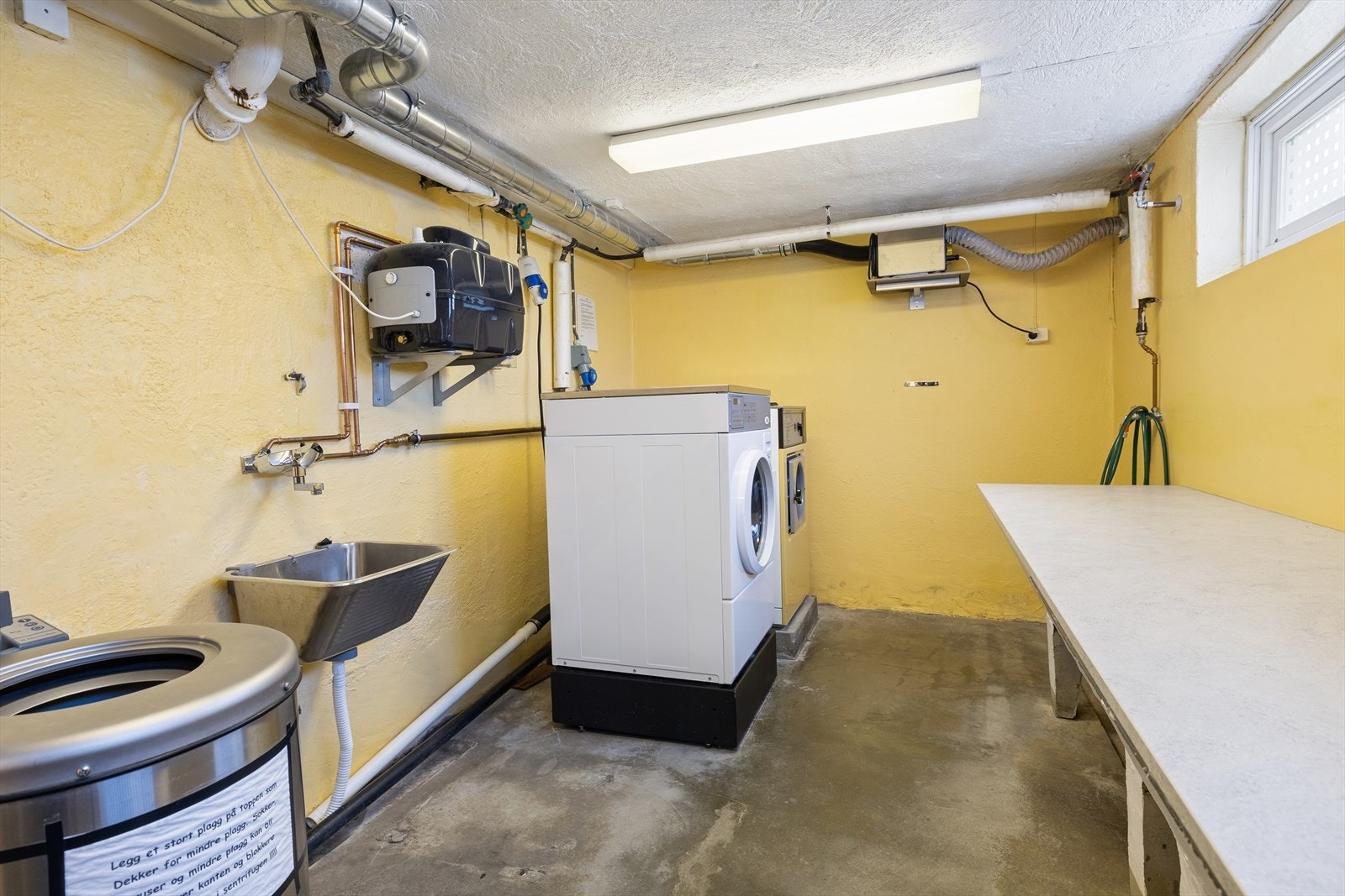 Fellesvaskeri i kjelleren. Galleribilde