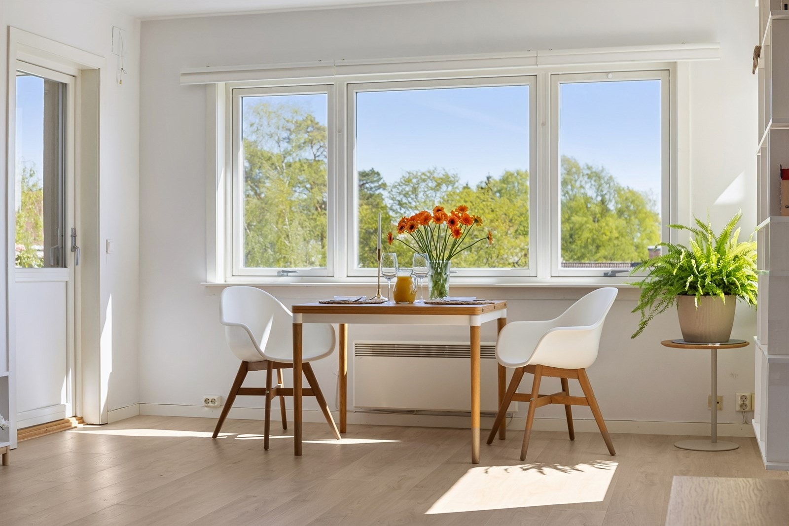 Det er god plass til et spisebord- perfekt for både hverdagsmåltider og hyggelige sammenkomster. Galleribilde