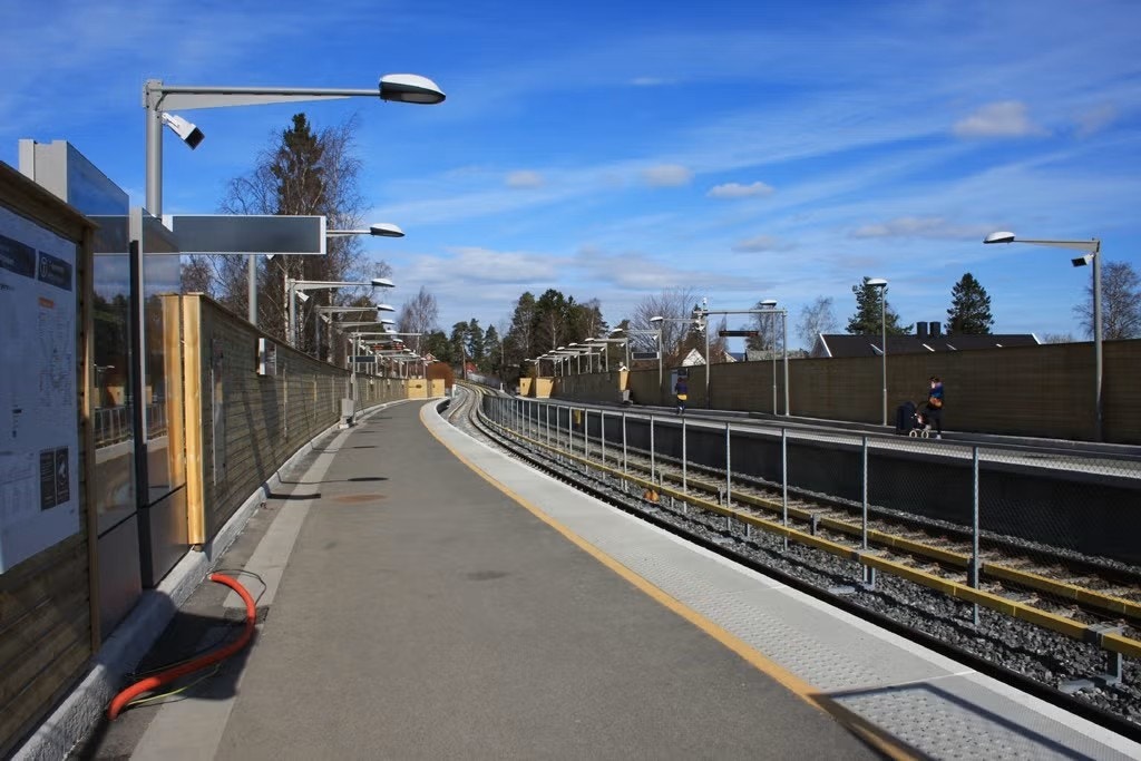 Det er ca. 6 min gange til Karlsrud T-bane som bruker ca. 16 min til Jernbanetorget. Galleribilde