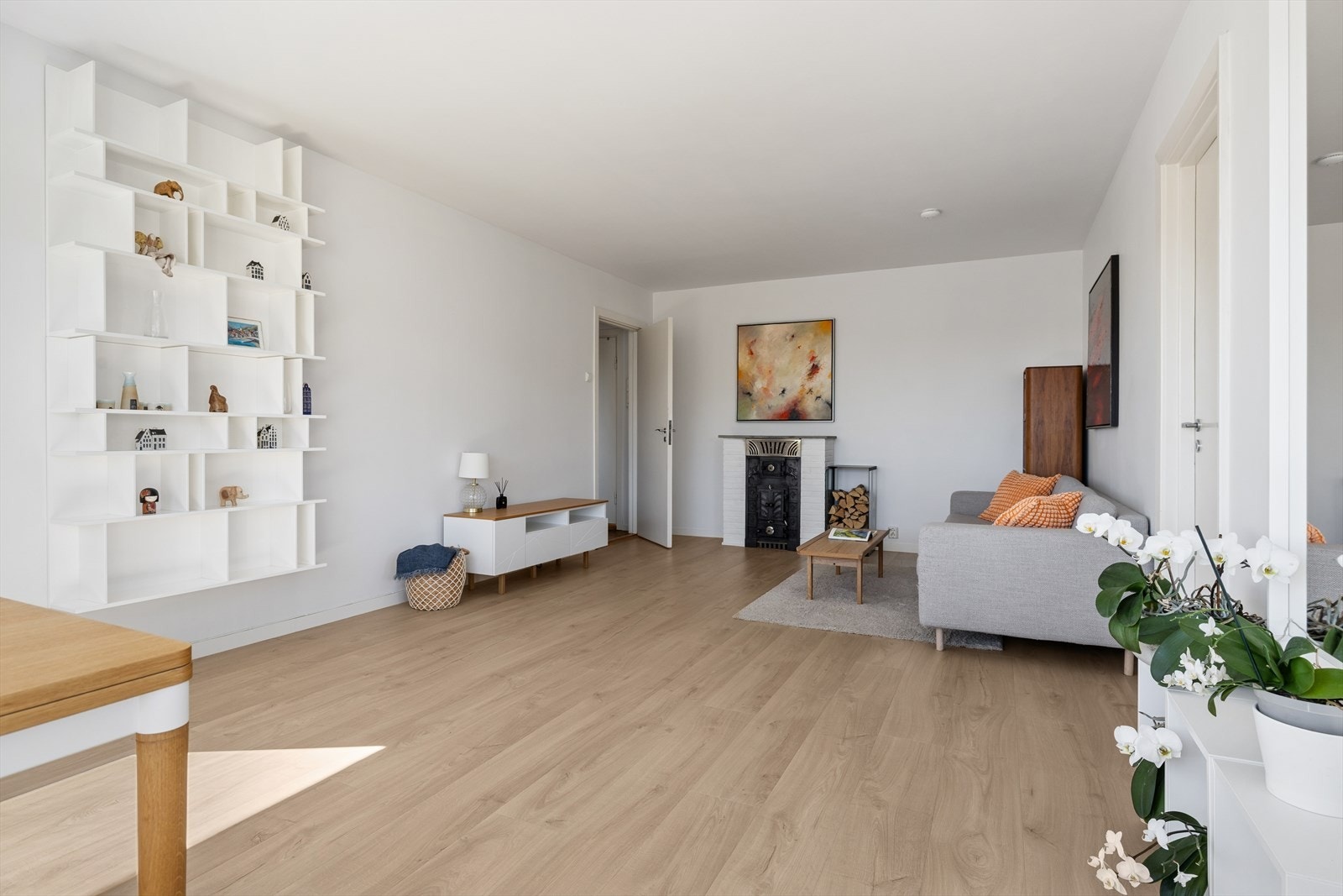 Det er naturlig avsatt plass for sofagruppe, salongbord, og TV med tilhørende møblement. Galleribilde