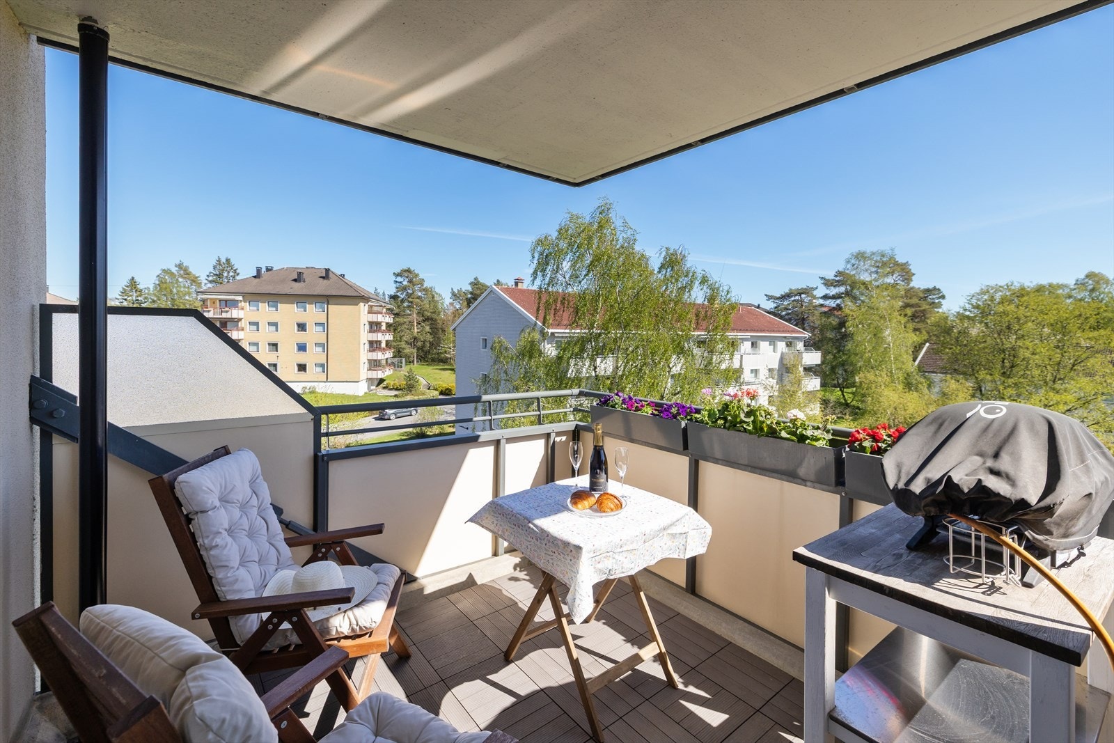 Fra stuen er det utgang til en romslig sydøstvendt balkong målt til ca. 7 m² med flott utsyn mot omgivelsene. Galleribilde