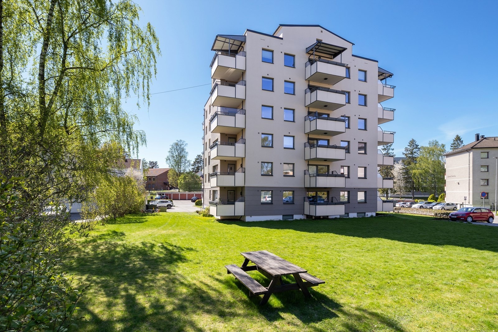 Det er mulighet for leie av parkeringsplass for kr. 200,- pr. mnd. Det er i følge styret pr. 11.05.2026 ingen på venteliste. Interessenter må selv til en hver til undersøke dette med styret om det er av betydning for kjøpet. Galleribilde