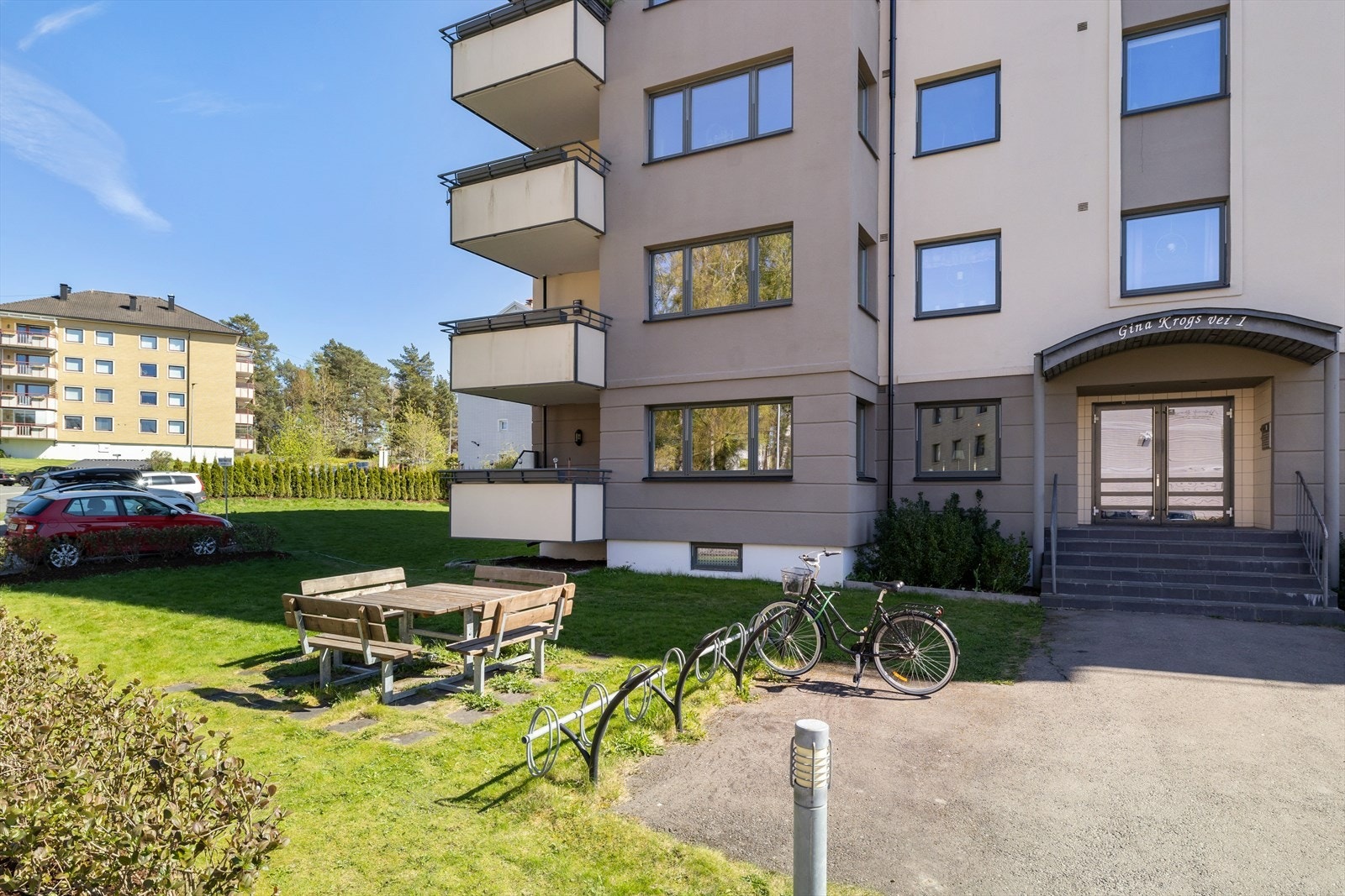 Naturskjønt område med flott intern beliggenhet på Karlsrud/Lambertseter. Adressen sokner til populære Karlsrud skole. Galleribilde