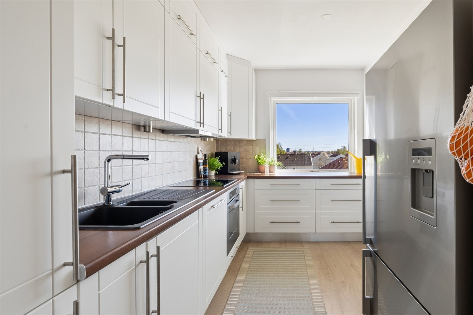 Blum kjøkkeninnredning med standard fra 2009, som holder en gjennomgående god standard og er normalt vedlikeholdt. Galleribilde