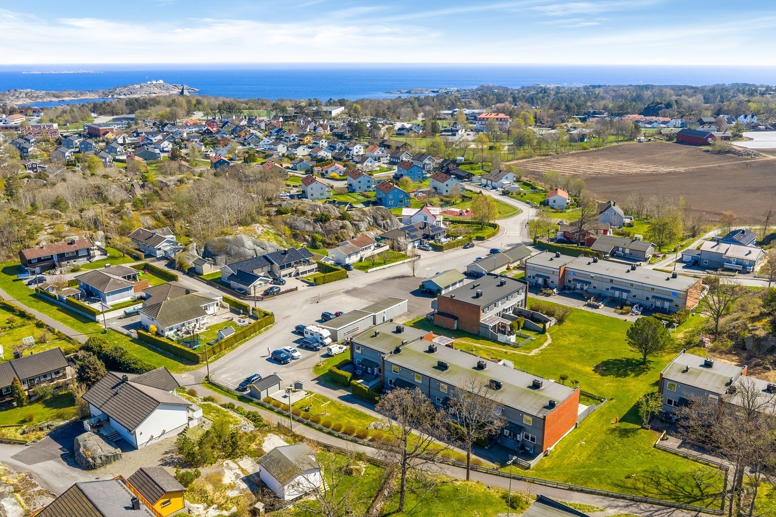 Fin beliggenhet i rolig boligområde med kort vei til skoler, barnehage, Stavern sentrum, idrettsanlegg, strender og fine turområder. Galleribilde