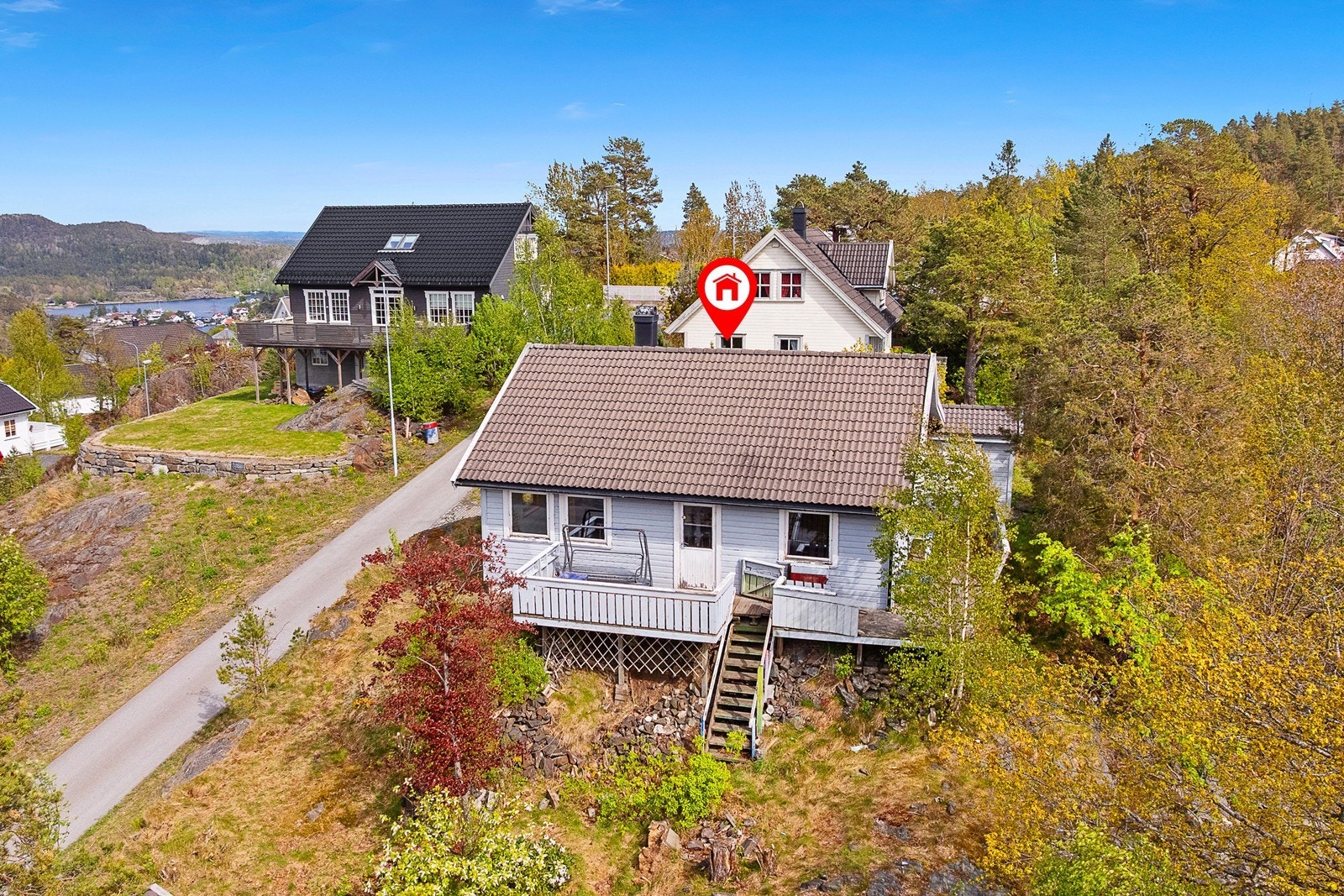 Eiendommen har en tomt på 931,2 m² med gode solforhold og fint utsyn, samt god adkomst fra offentlig vei. Galleribilde